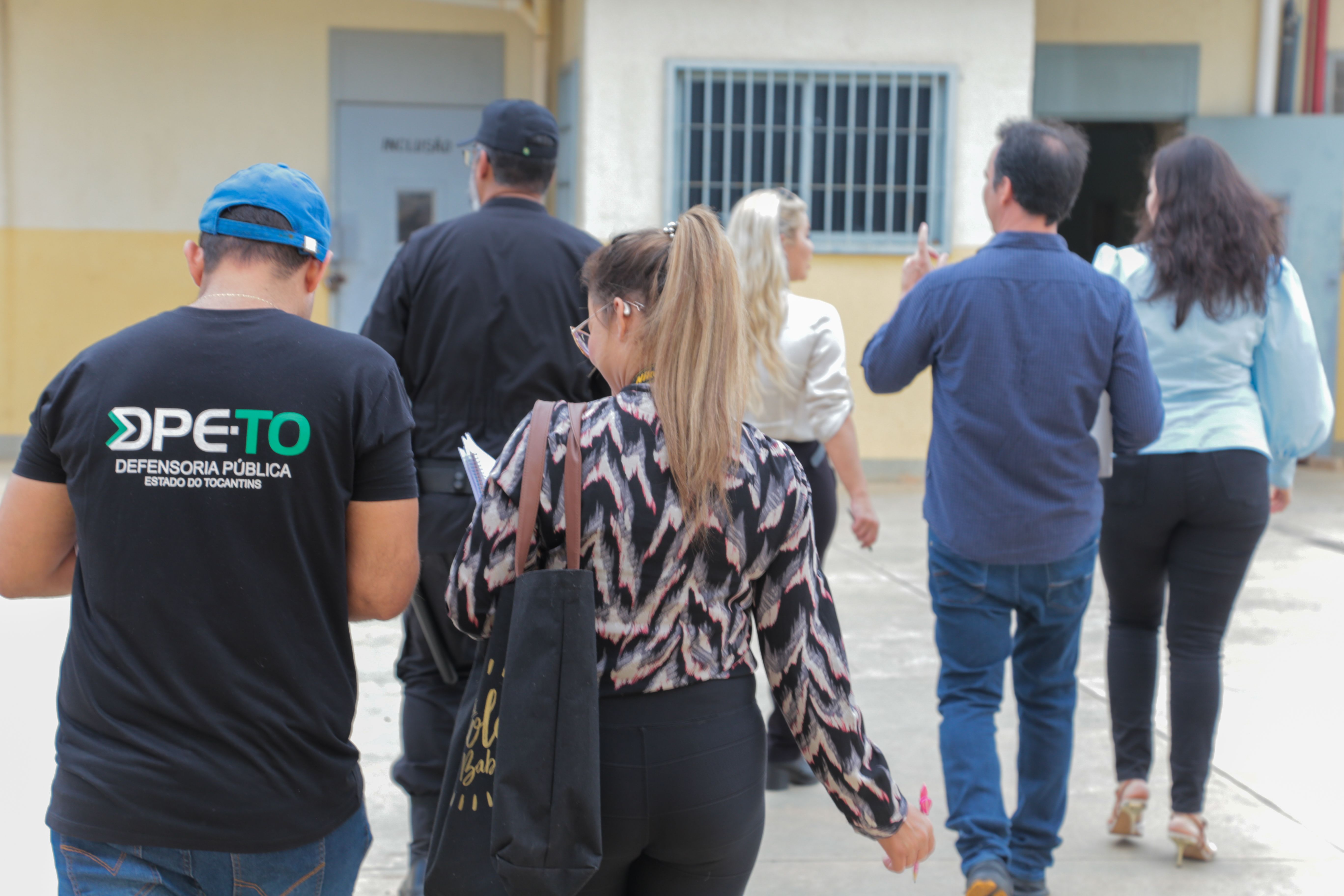 Representantes da Defensoria Pública e do Mecanismo Nacional de Prevenção e Combate à Tortura em vistoria na unidade prisional de Cariri