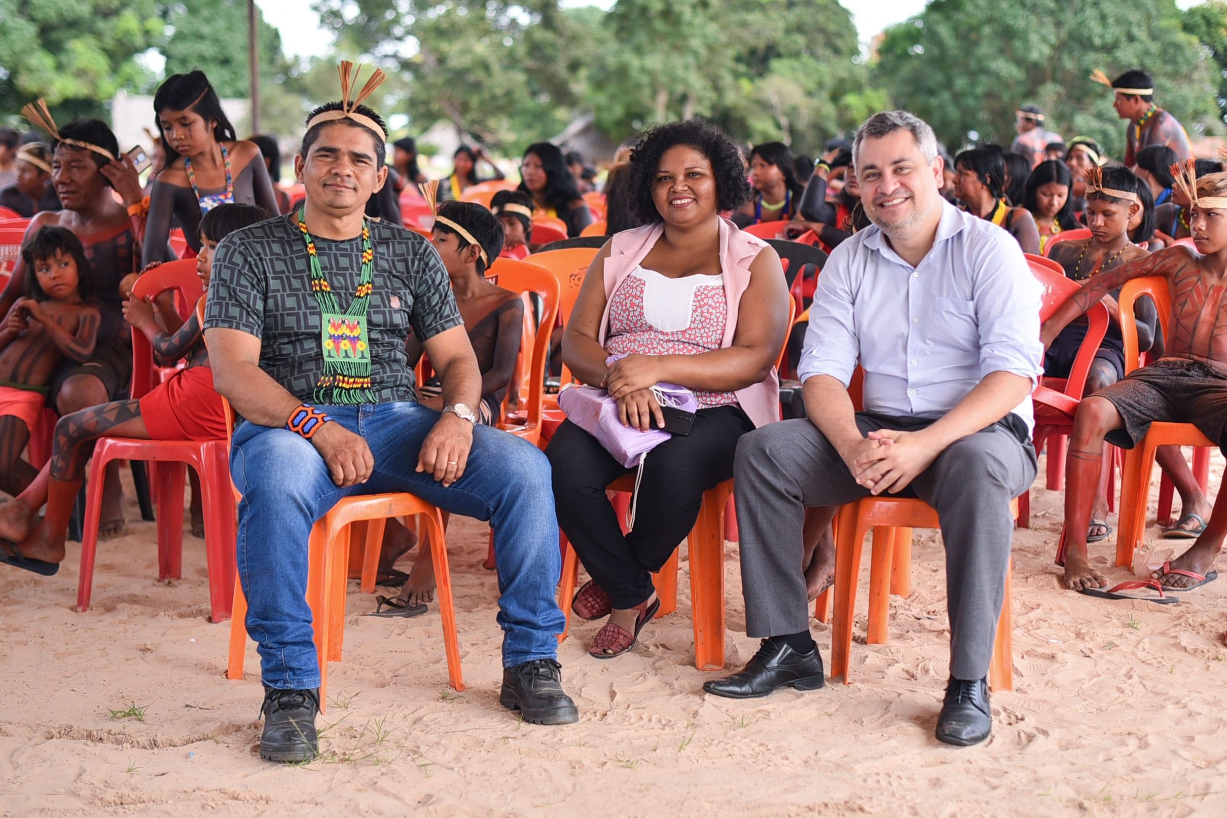 Pedro Alexandre (D) com Ana Mumbuca e Célio Roberto, ambos da Secretaria de Estado dos Povos Originários e Tradicionais