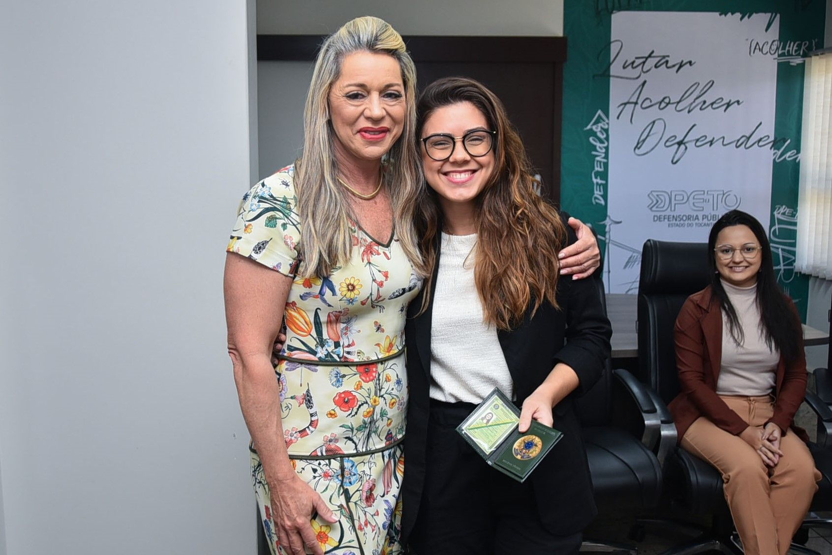 Estellamaris Postal entregou o documento à Mylena Caroline Barbosa Fernandes