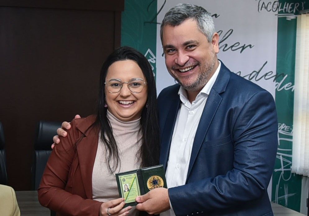 Luísa Lemos Ferreira recebeu a carteira funcional do 1º Subdefensor Público-Geral