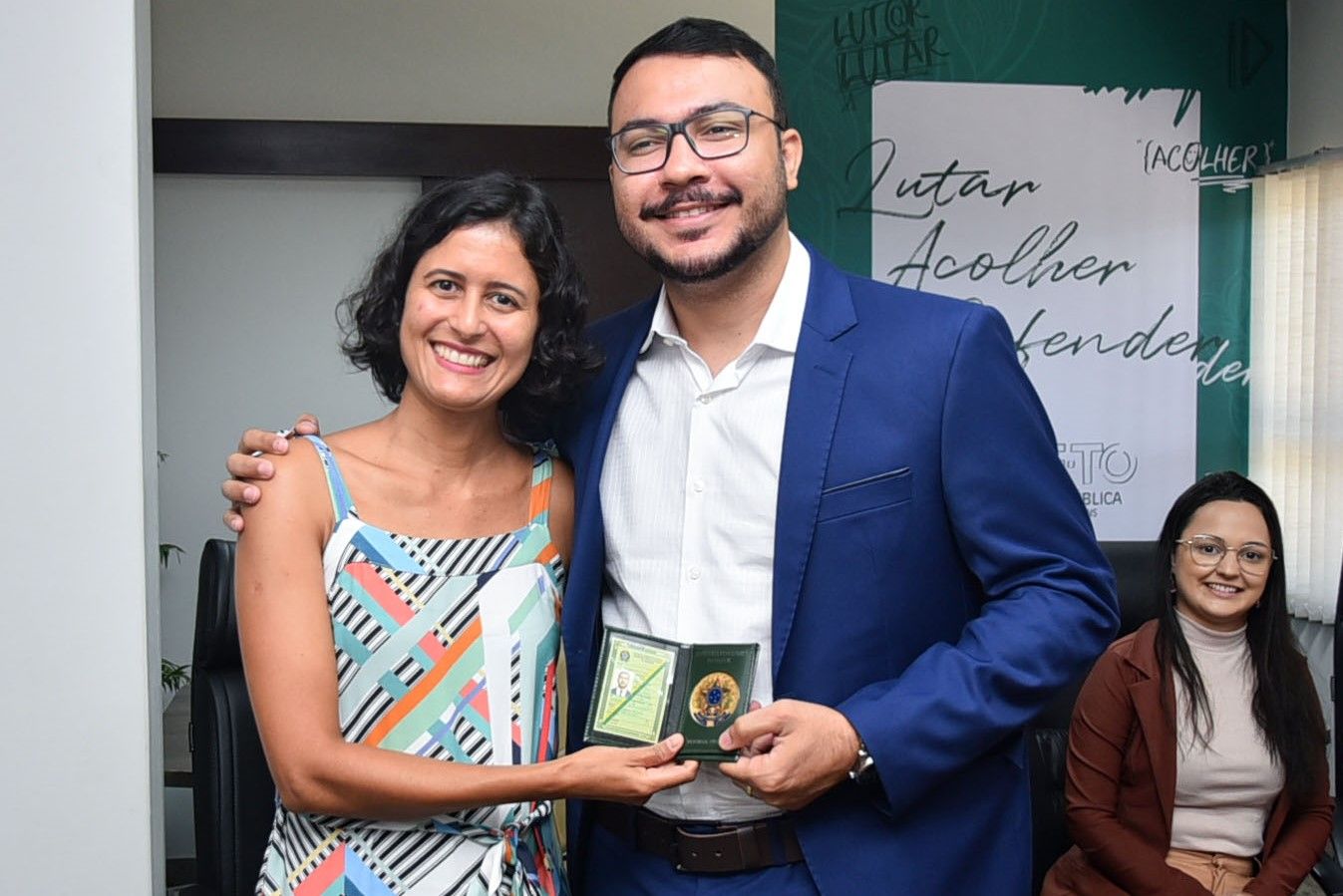 Téssia Carneiro entregou a carteira a Carlucio Germano da Silva