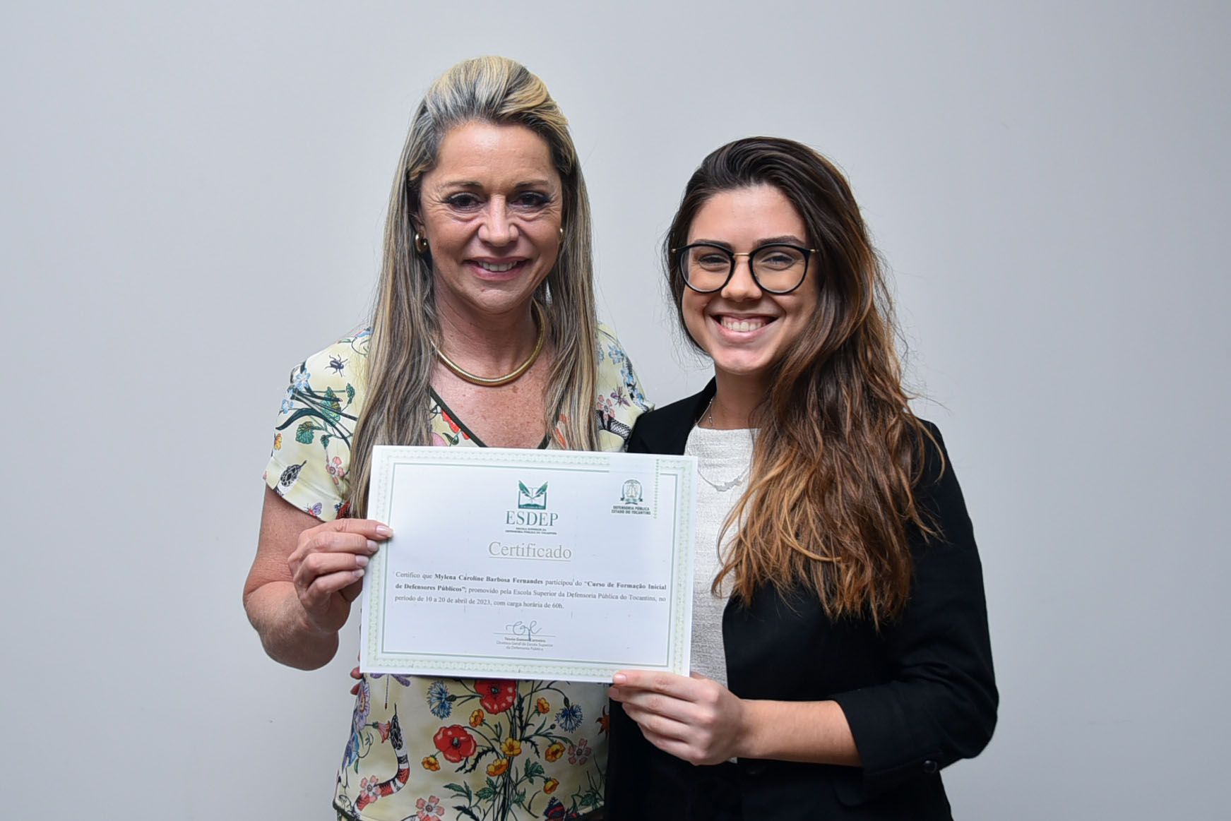 Mylena Caroline Barbosa Fernandes recebeu o certificado da Defensora Pública-Geral