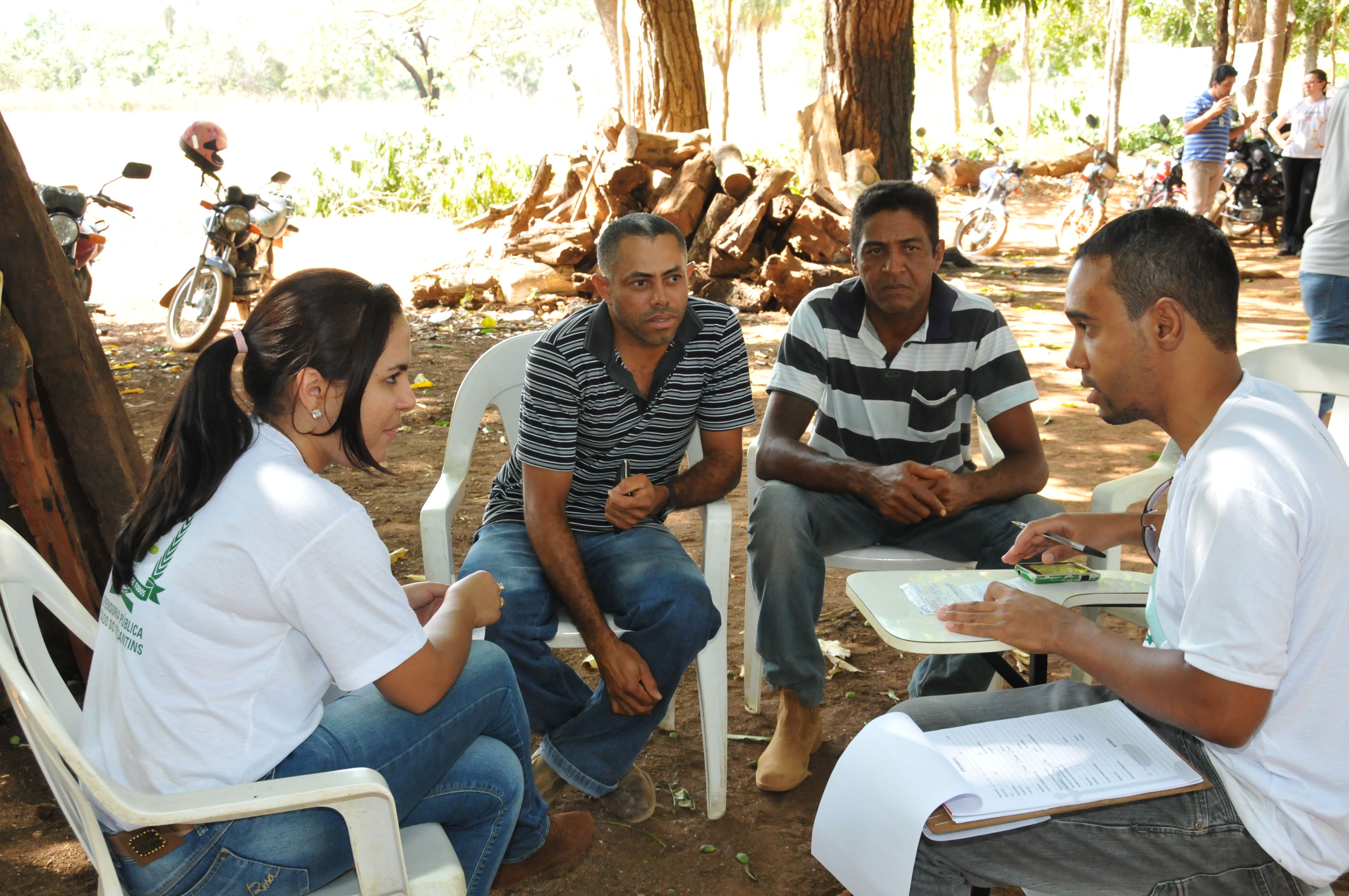 Defensora Kenia Martins fazendo atendimento