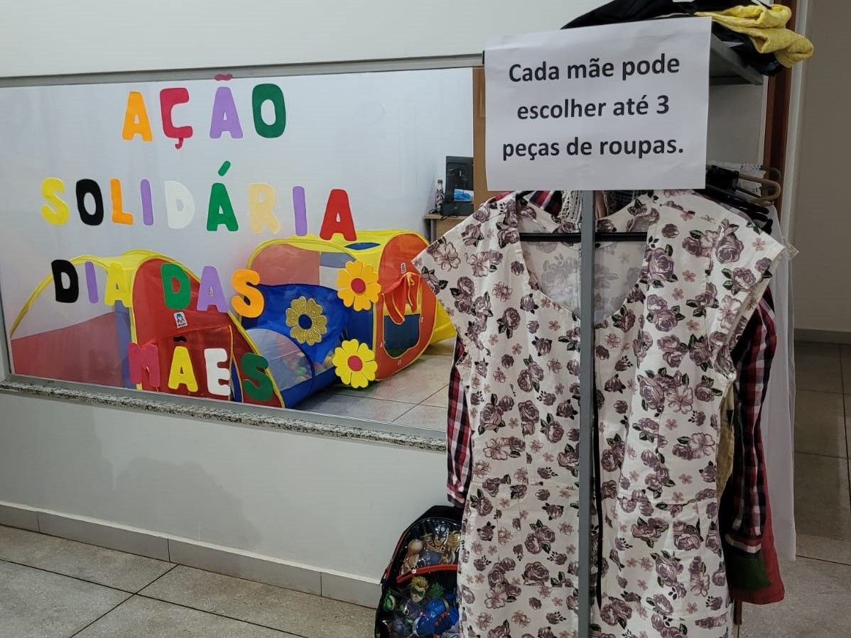 No bazar, as mães podem, além de escolher peças de roupas e calçados para si mesmas, selecionar peças para presentear outras pessoas da família