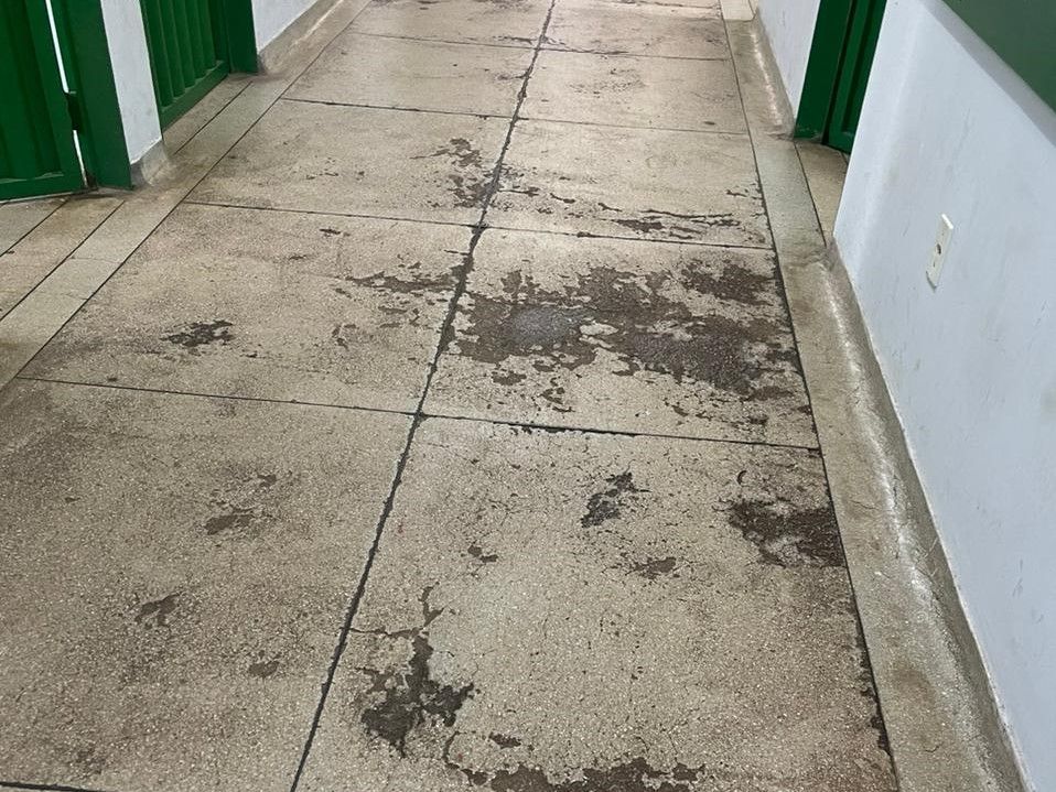 Pisos da unidade estão em má qualidade de conservação