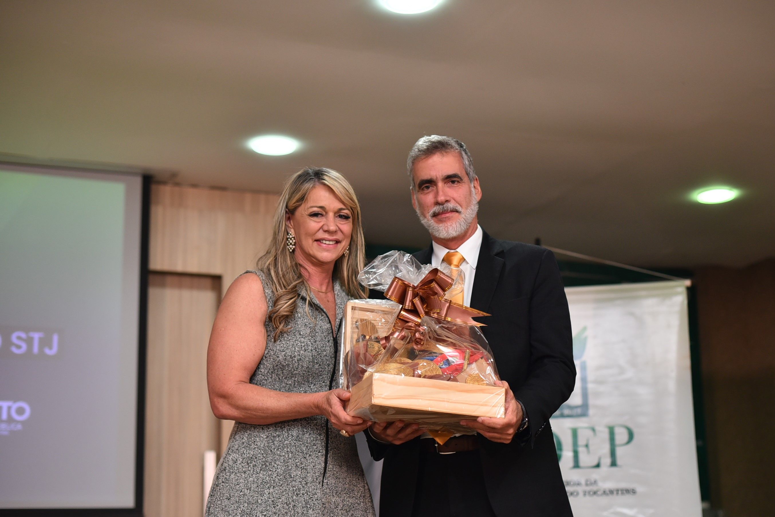 Estellamaris Postal entregou uma lembrança ao ministro em nome da Instituição