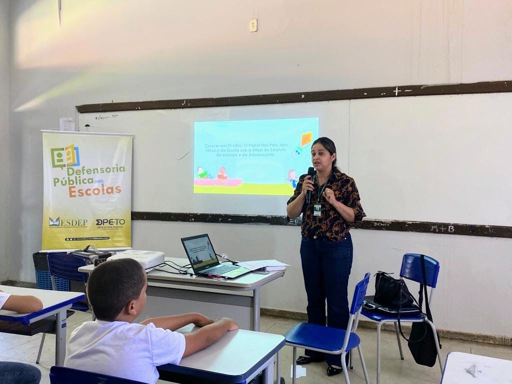 A pedagoga Girlane Fernandes em conversa com os alunos