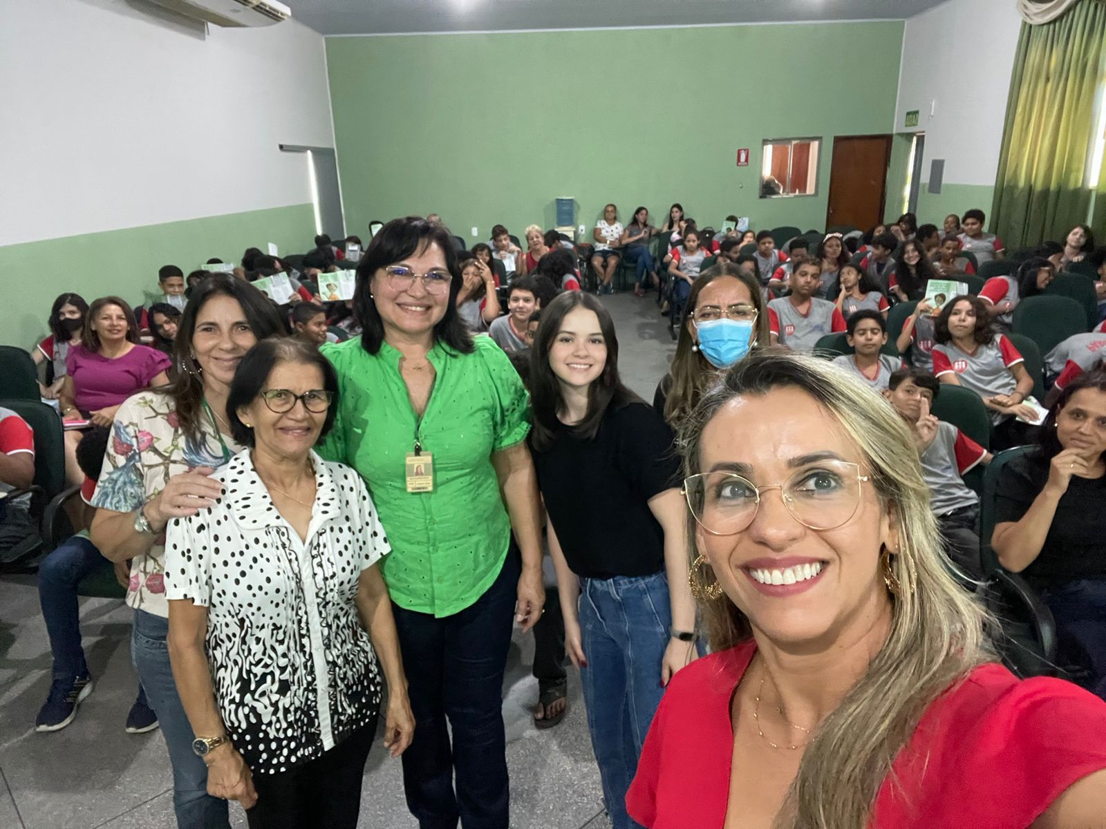 Equipe da DPE-TO durante palestra na escola