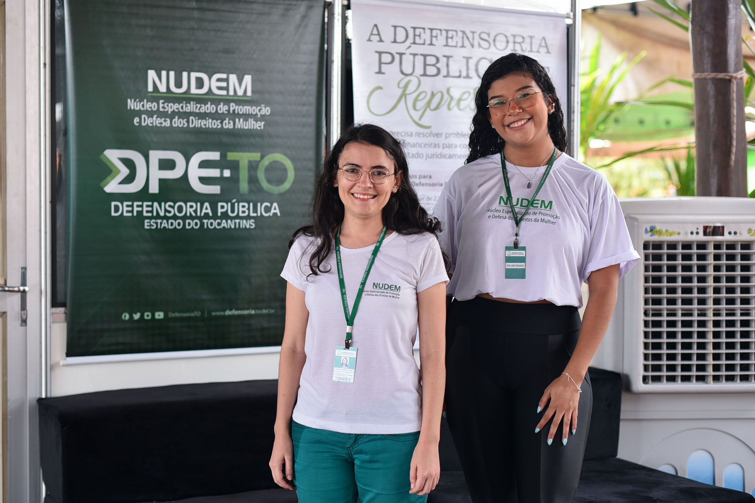 Estão presentes na Feira a assessora jurídica do Nudem, Franciélis Ferreira Vargas e a estagiária de pós-graduação do Núcleo, Nicolle Vilhena Vieira