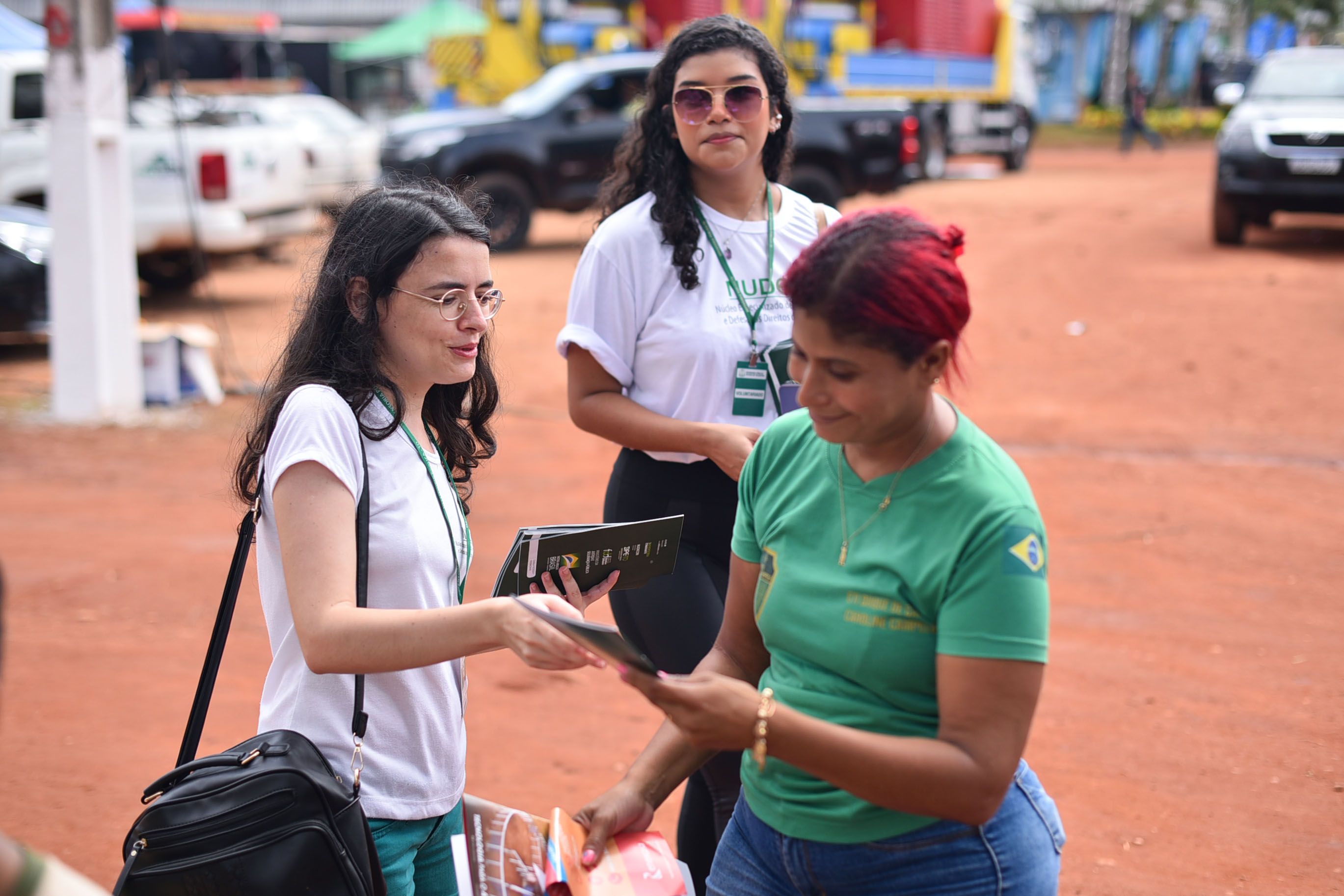 Equipe da DPE-TO também está realizando entregas de informativos impressos em diversos setores da Feira