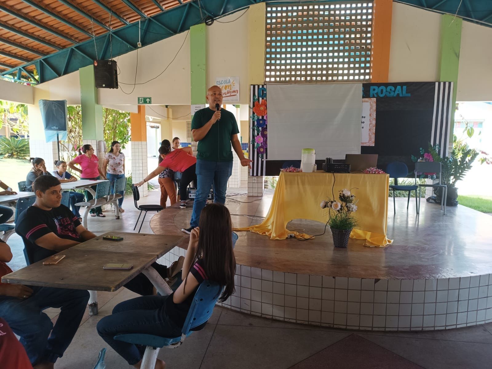 Assistente social Jurimar Júnior durante palestra no Colégio Estadual Manoel dos Santos Gonçalves