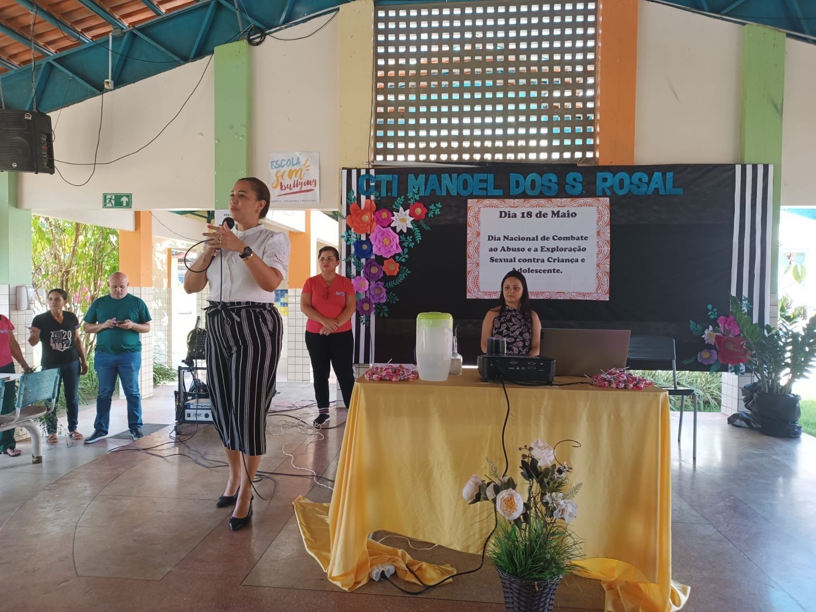Coordenadora do Nudeca durante palestra no Colégio Estadual Manoel dos Santos Gonçalves , em Pindorama