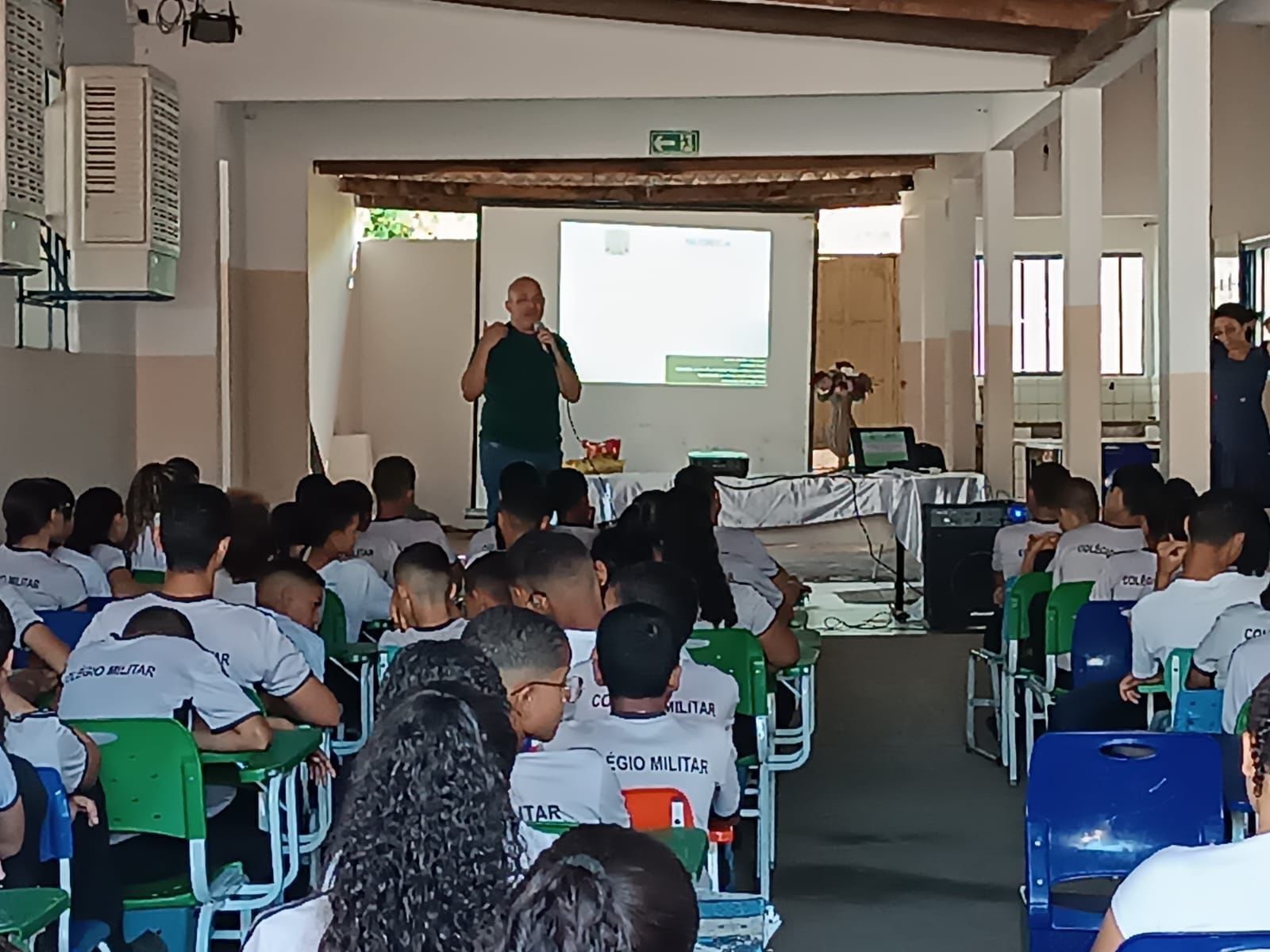 Jurimar Júnior em conversa com os alunos do Colégio Militar de Pindorama do Tocantins