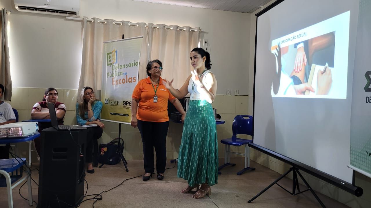 Psicóloga Dayelle Borges do Nascimento conversando com os estudantes da Capital