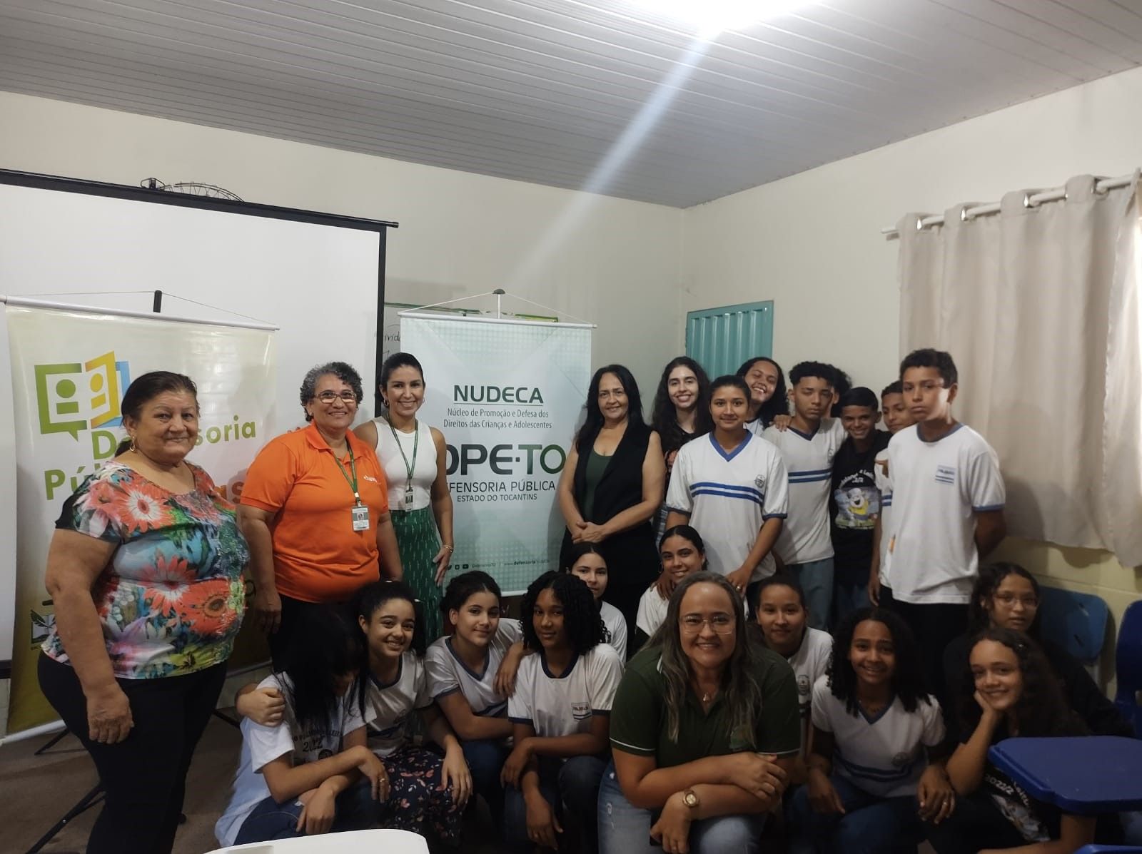 Equipe da DPE-TO com os estudantes da ETI Integral Suely Pereira de Almeida Reche