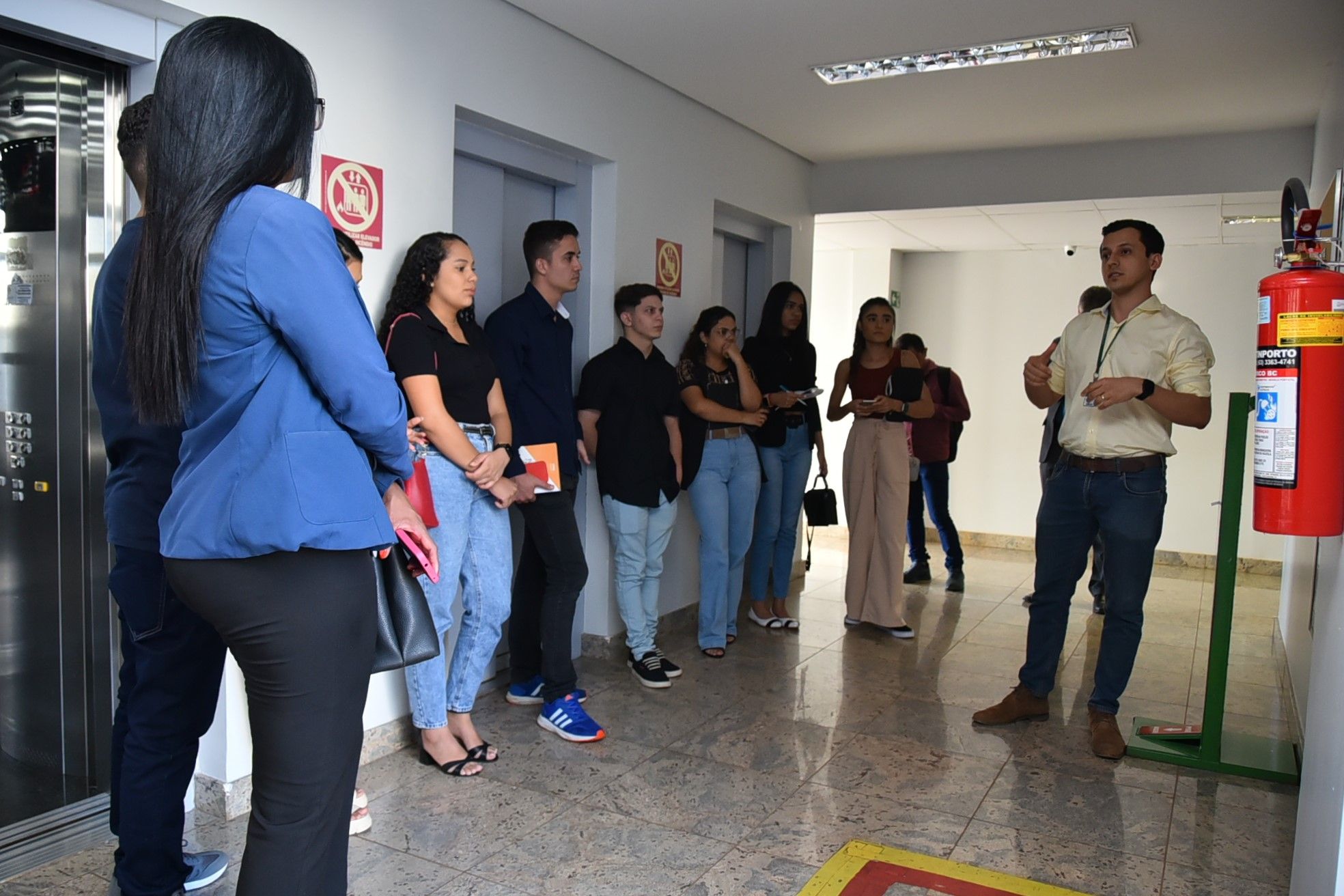 Acadêmicos participaram de uma visita guiada em todos os andares do prédio da Instituição