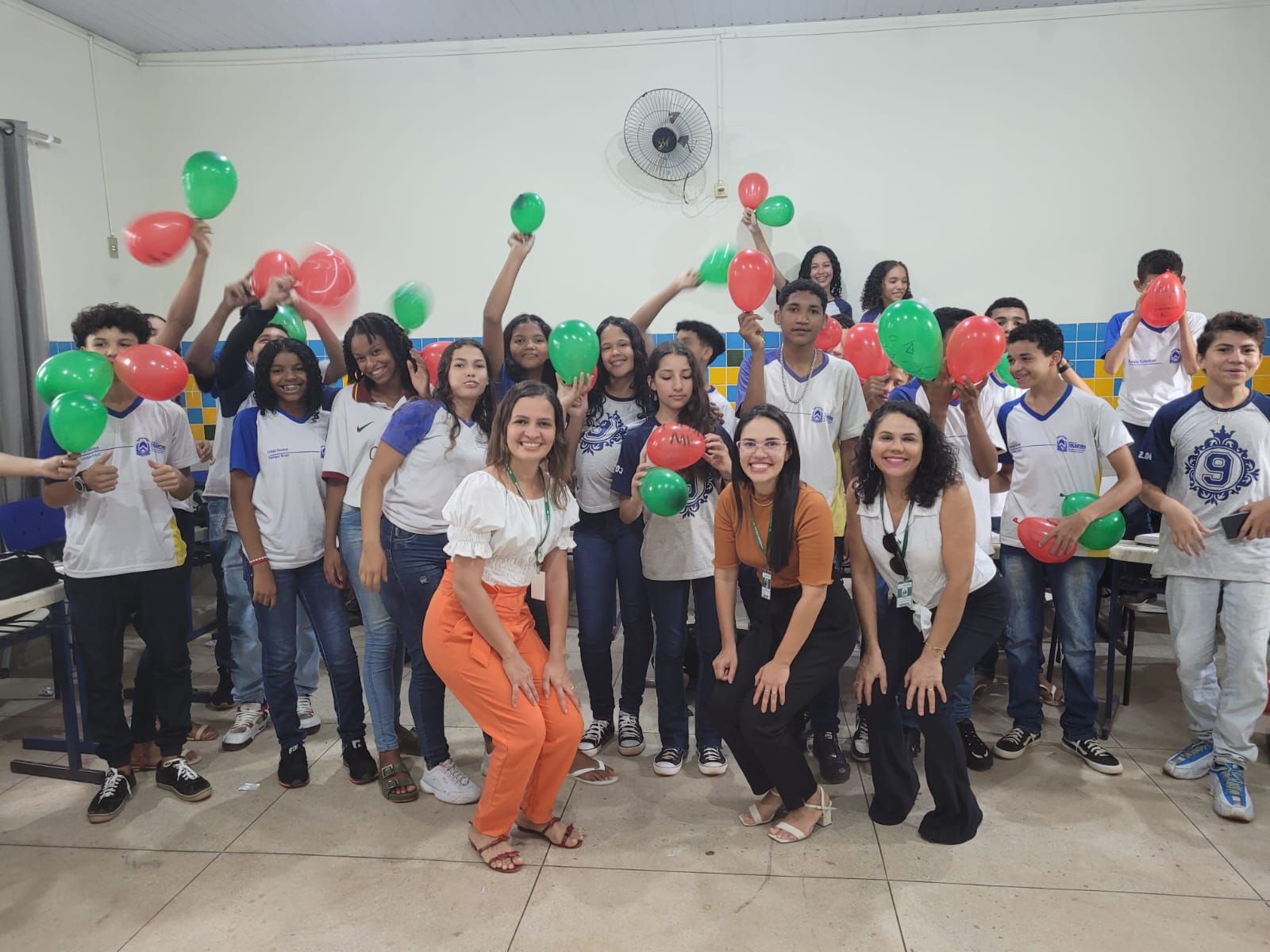 Equipe da DPE-TO de Araguaína com estudantes da rede pública