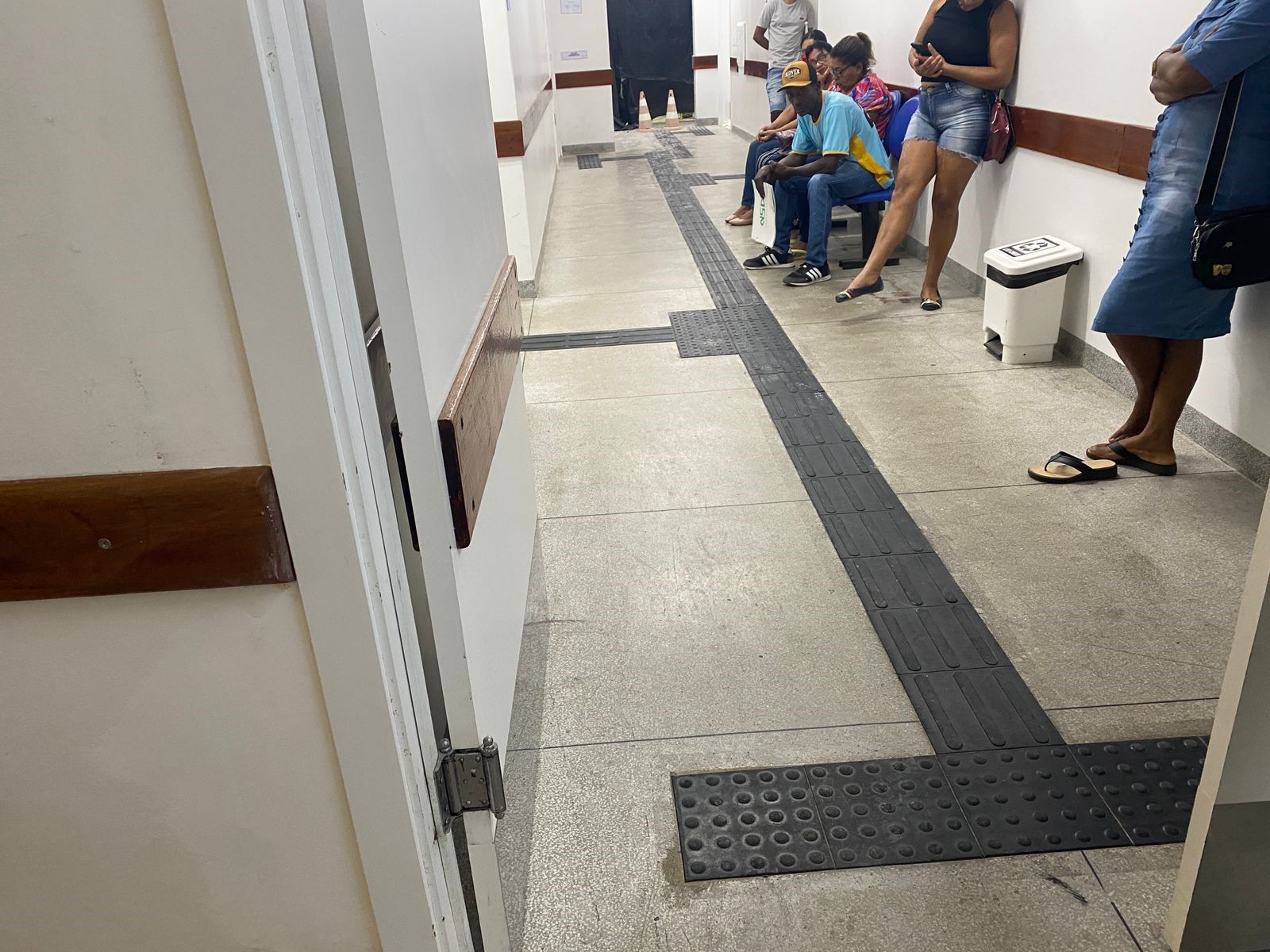 Sala de espera do pronto socorro conta com apenas três assentos