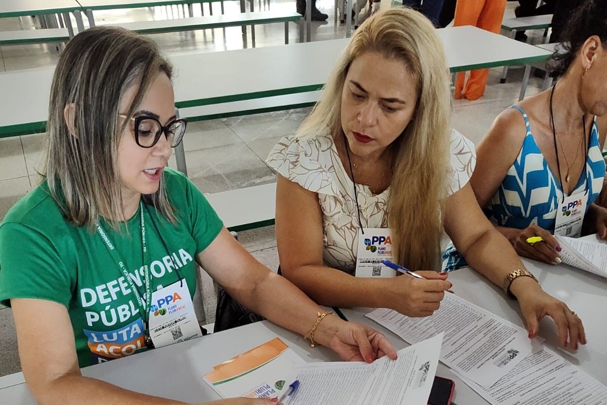 Cléia Azevedo Glória (E) durante debate na plenária
