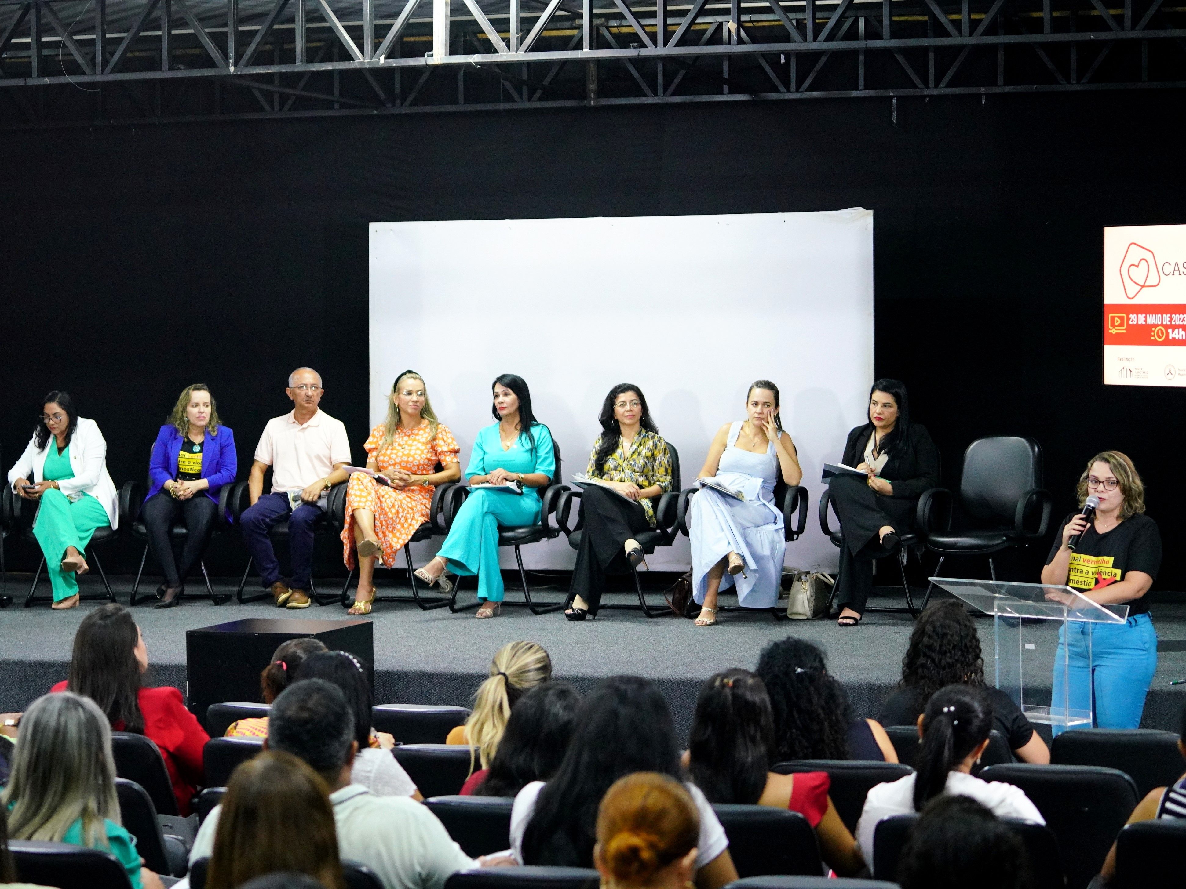 Fizeram parte da mesa de honra representantes de vários órgãos que fazem parte da rede de proteção à mulher