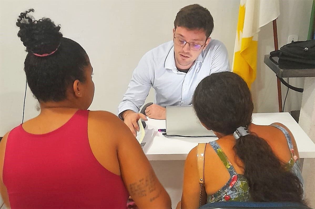 Defensor público Luiz Alberto Magalhães Feitosa em atendimento durante o itinerante