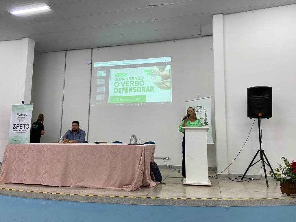 Defensora pública Chárlita Teixeira durante palestra na Universidade