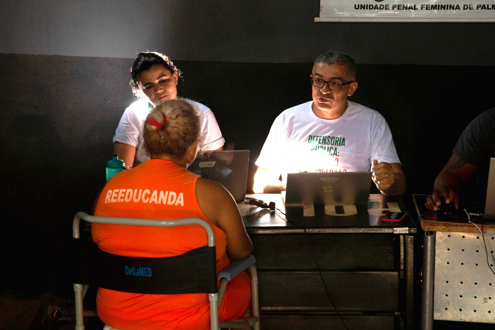 Defensor público Neuton Jardim em atendimento