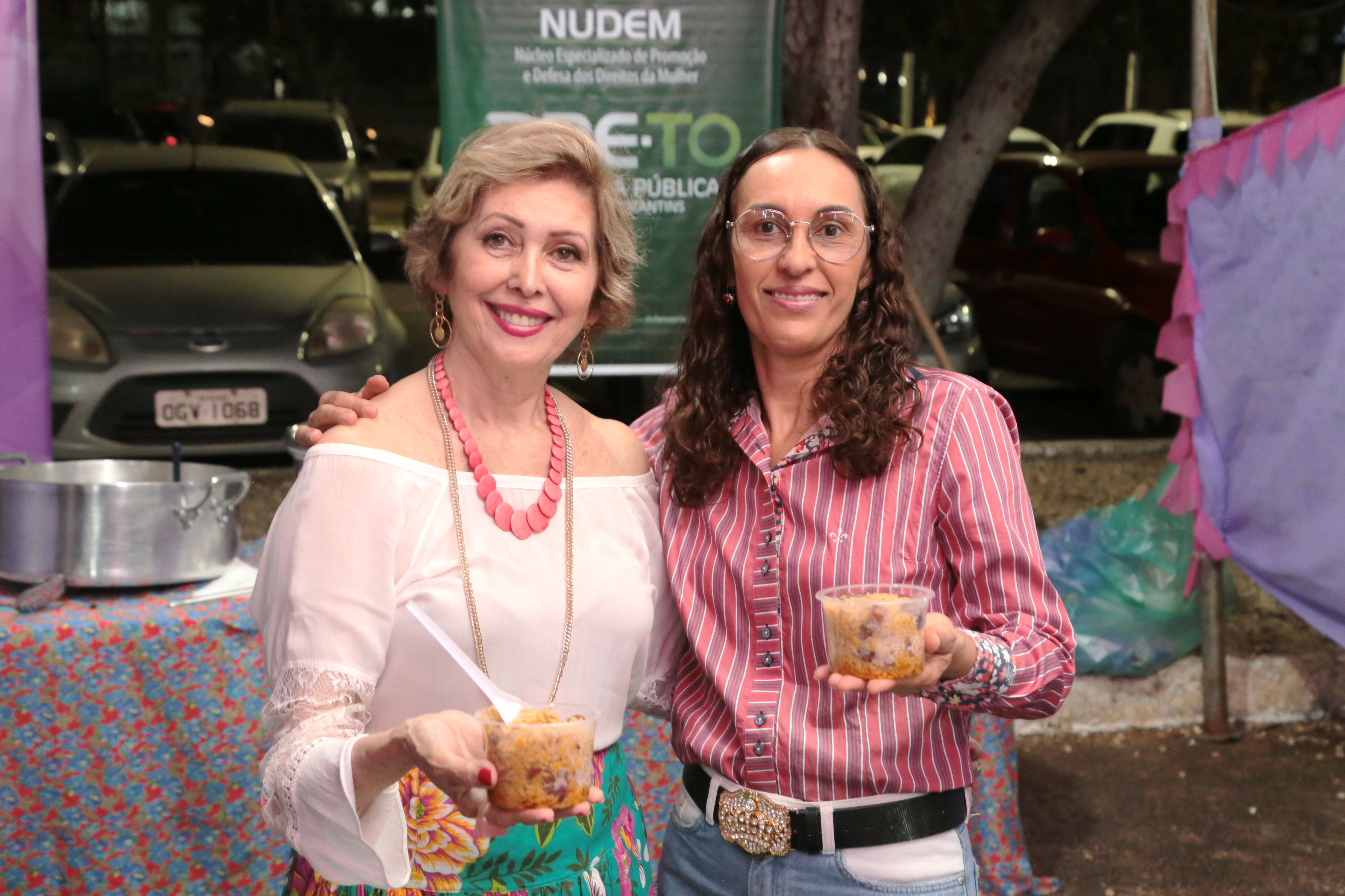 Defensora pública Vanda Sueli (D) e a analista jurídica Catarina Lopes representaram a Defensoria Pública no Arraiá