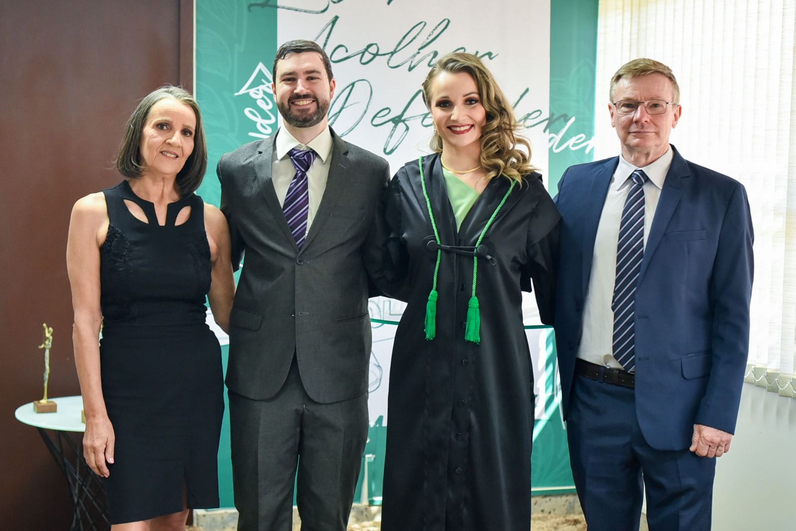 Flávia entre o pai Herbert Armin (D) e o namorado Lenon Melo Oliveira e a mãe Maria Roselia