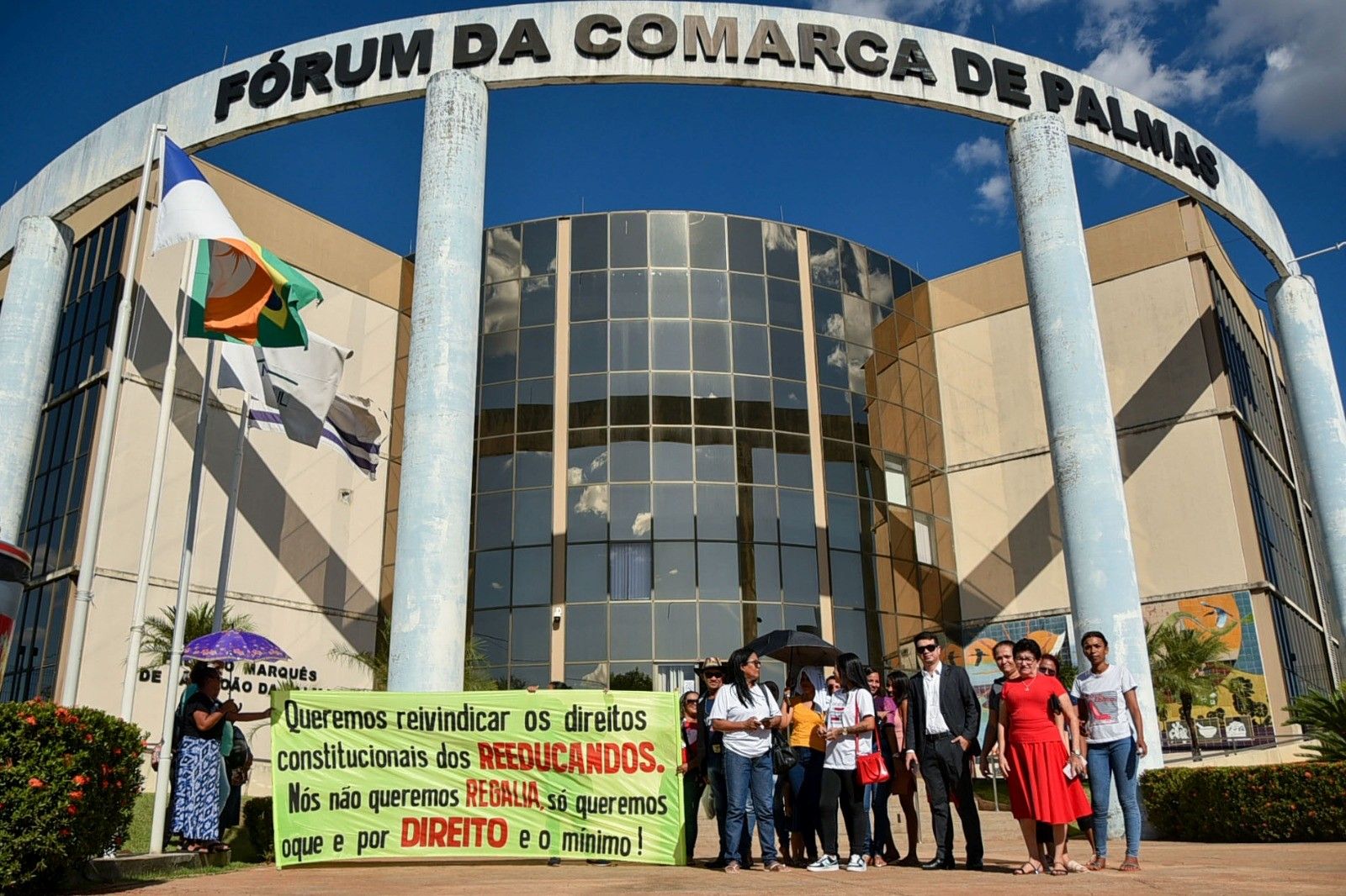 Familiares das pessoas presas fizeram mobilização em frente ao Fórum de Palmas