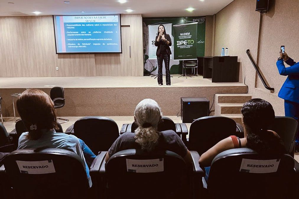 Servidora da DPE-TO Flávia Lêntula Coelho Araújo fez tradução em libras