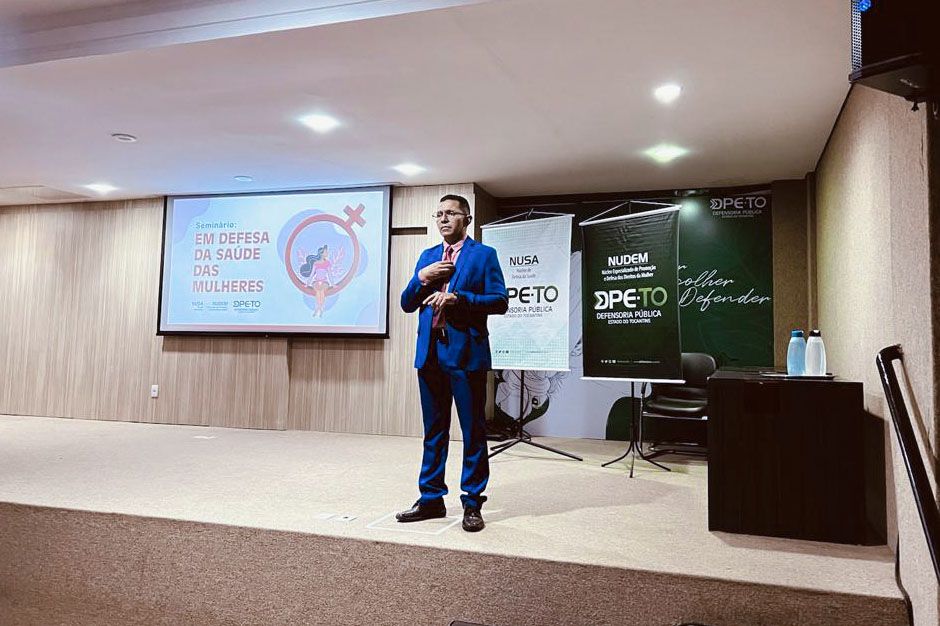 Servidor Gilmar Reis Costa da Silva durante transmissão simultânea em libras