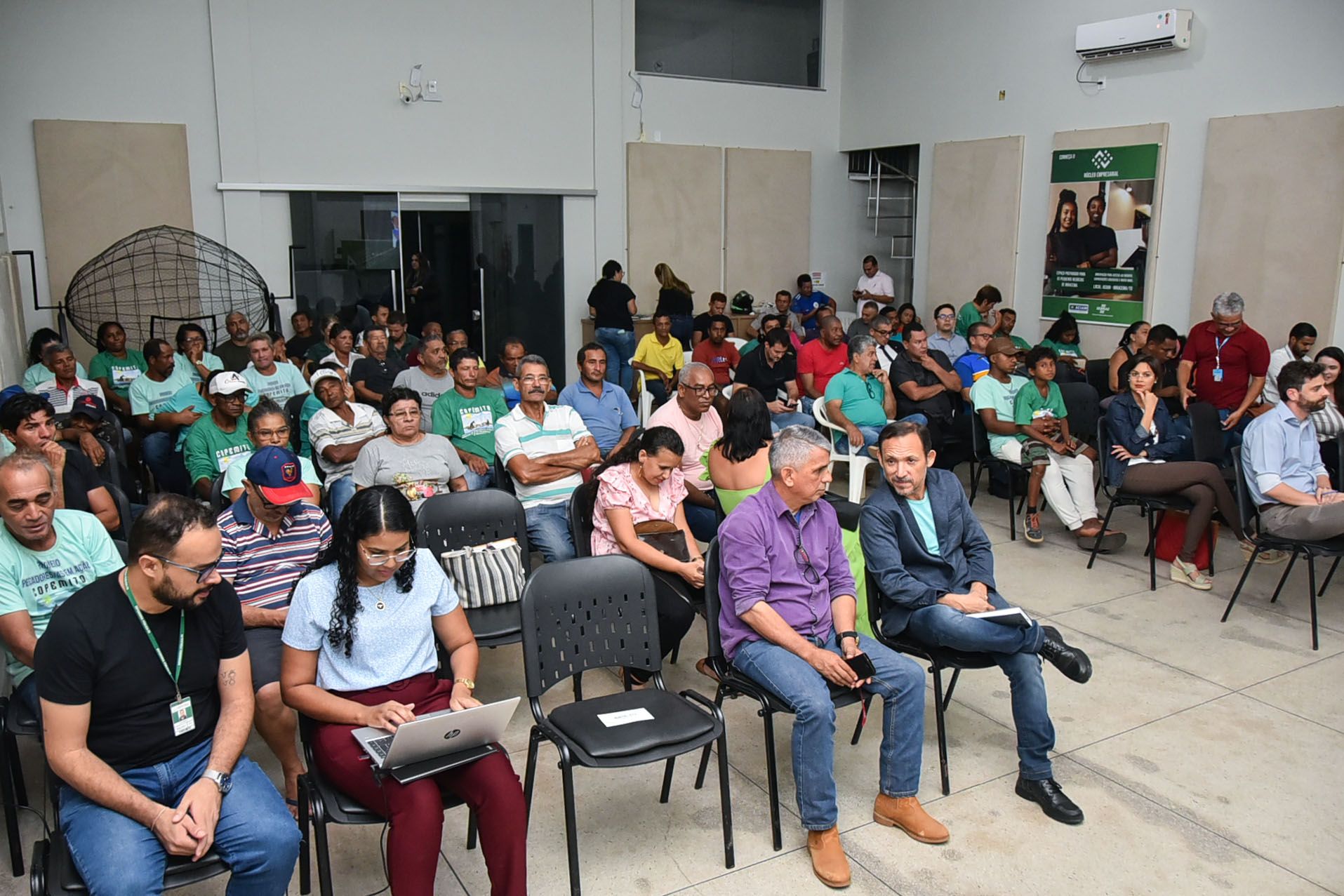 Pessoas que moram em áreas afetadas pela implantação do esgotamento sanitário participaram da audiência pública