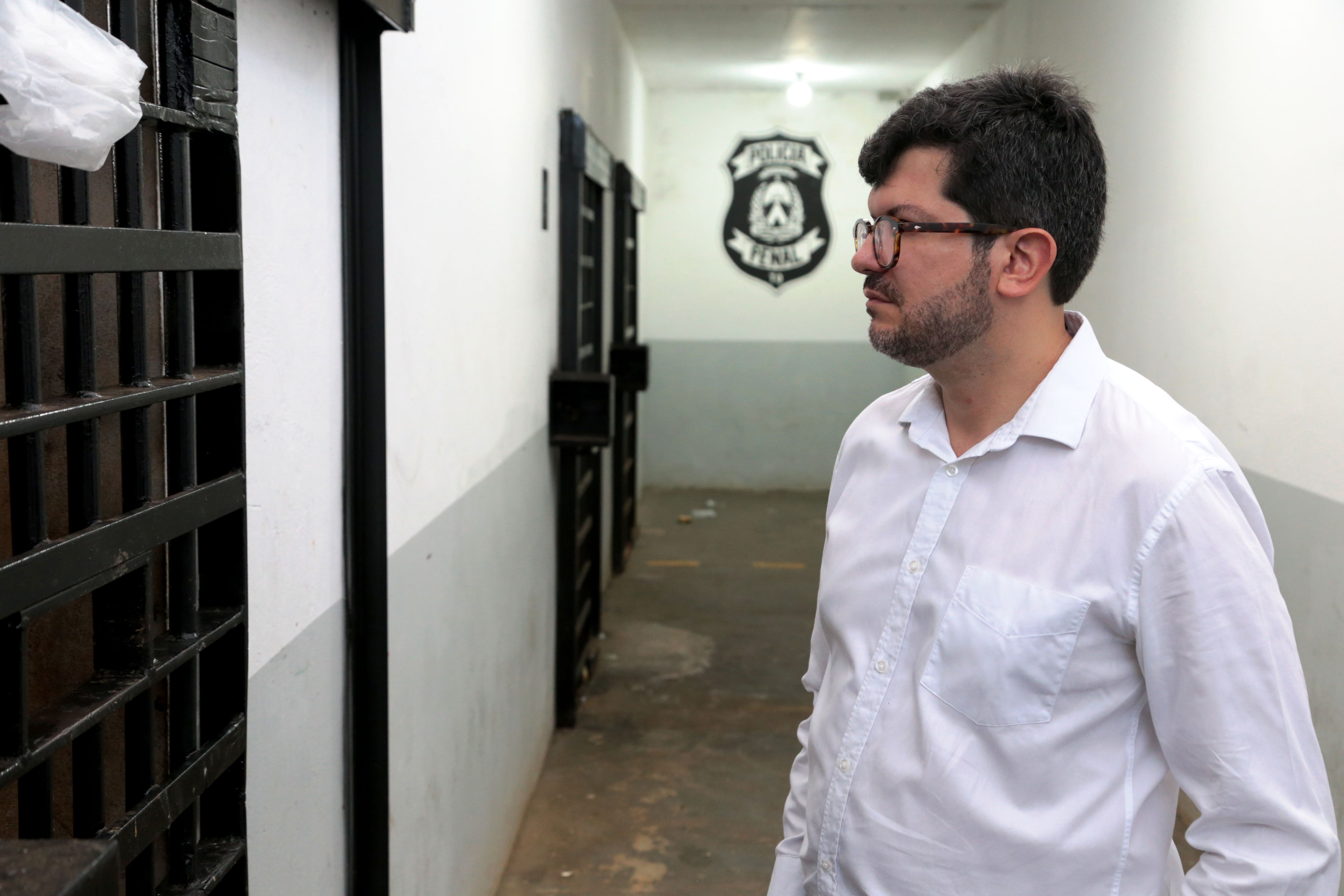 Defensor público Maciel Araújo em conversa com algumas pessoas presas