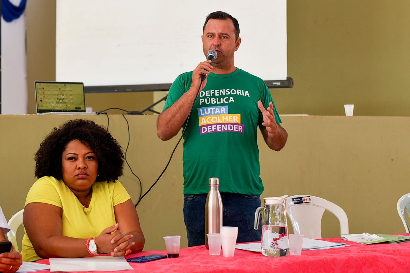O coordenador do Nucora, defensor público Arthur Luiz Pádua Marques ouviu as demandas e fez algumas orientações aos presentes