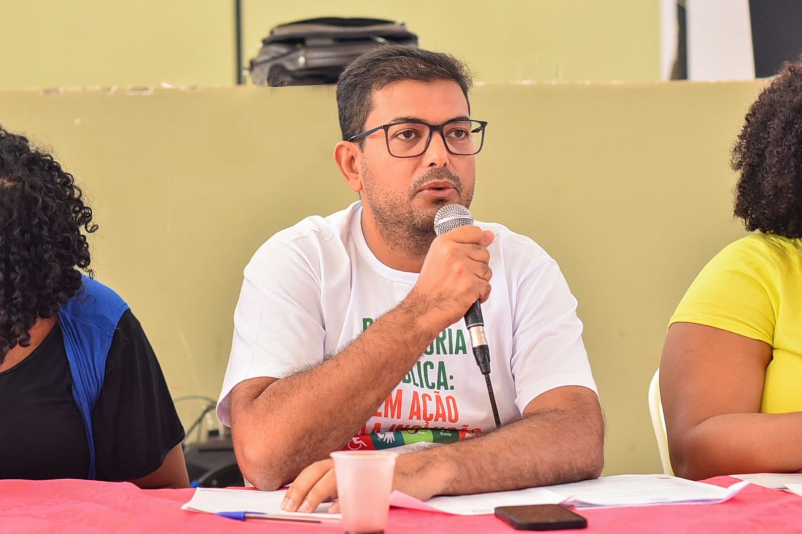 Coordenador do DPagra, defensor público Fabrício Silva Brito, em conversa com a população da região de Mateiros