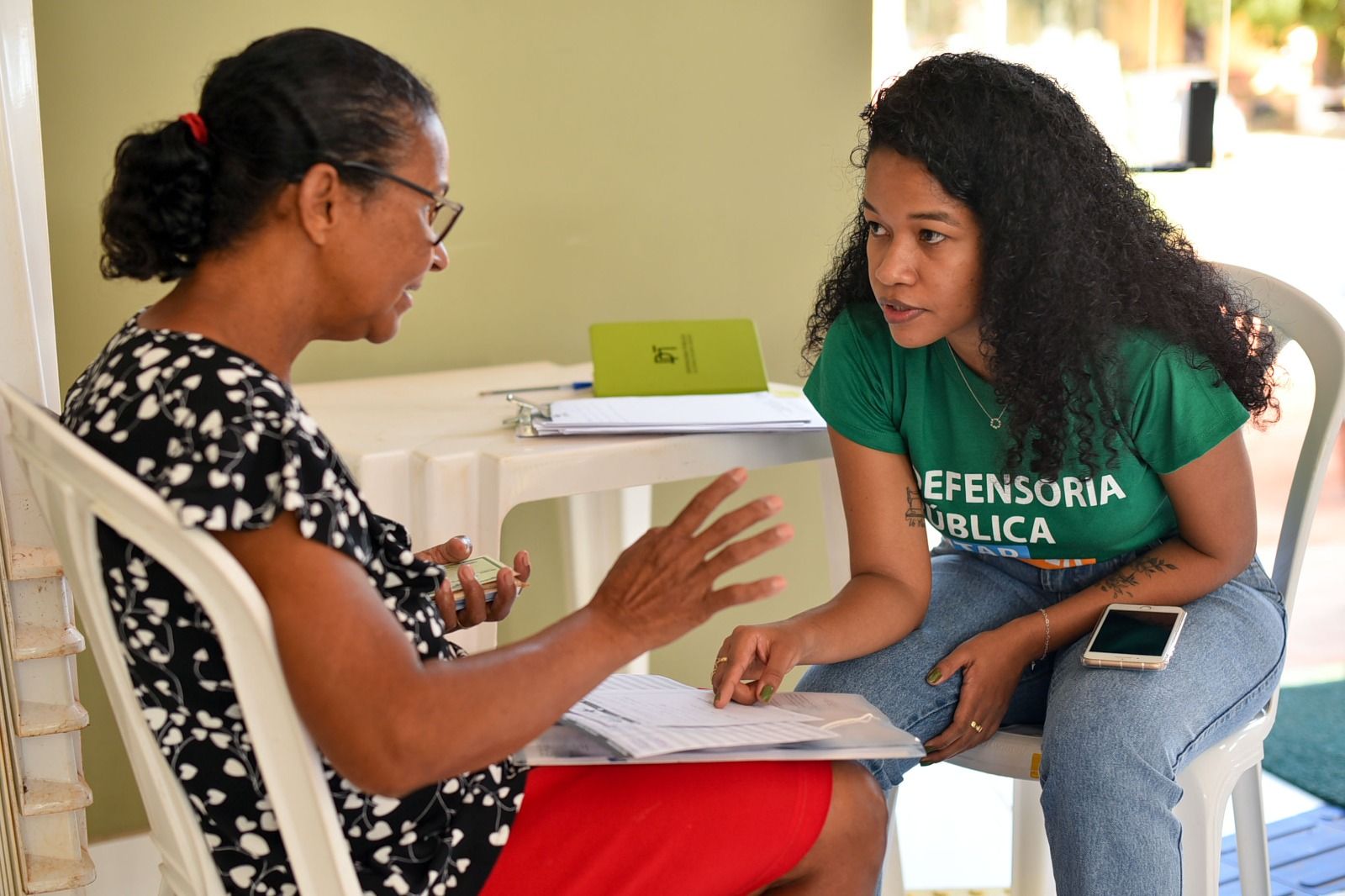 Assessora do Nucora, Aline da Silva Sousa, em atendimento na ação