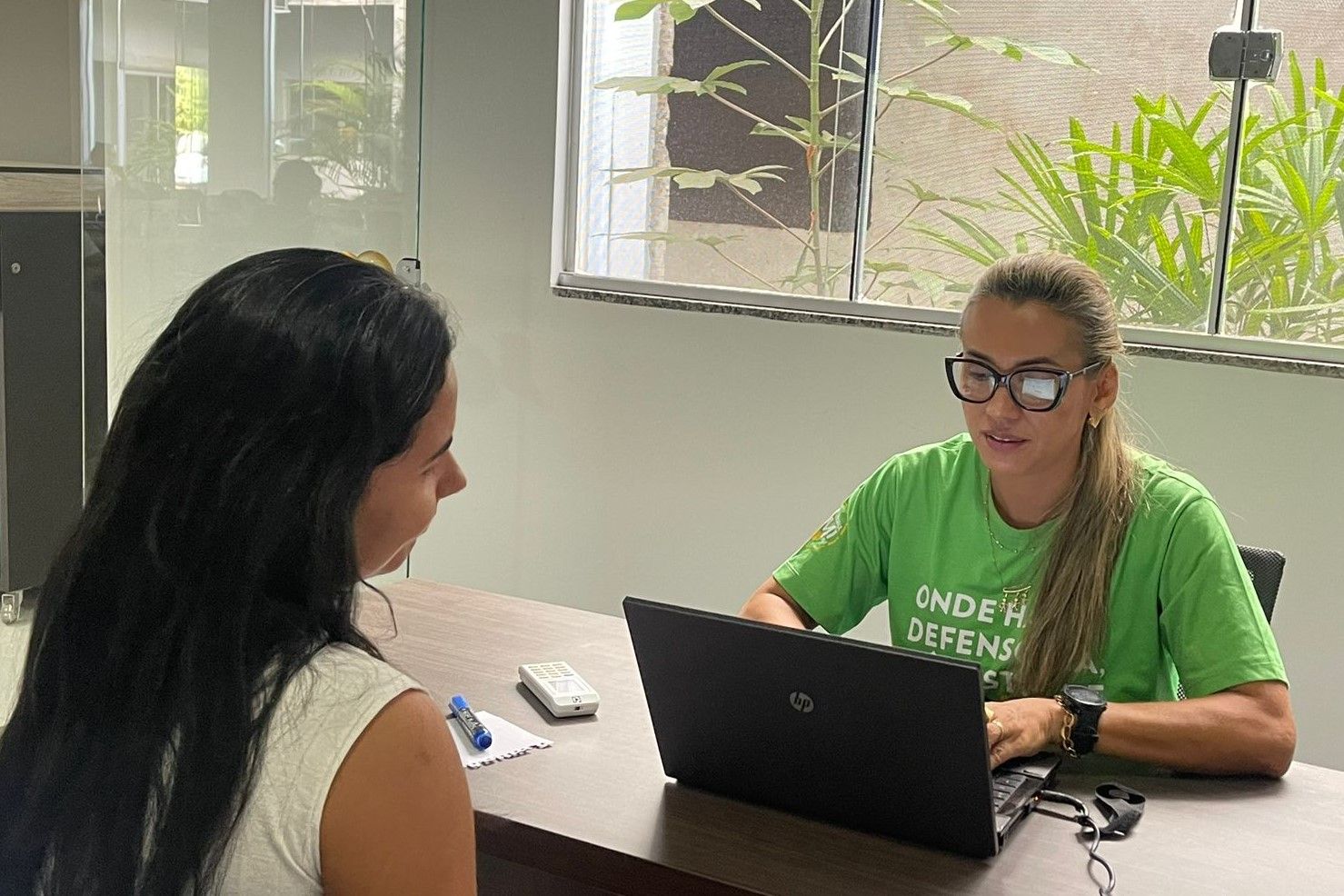 Defensora pública Chárlita Teixeira faz parte da equipe de atendimento