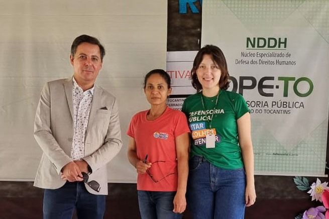 Euler Nunes (E) com a diretora da escola, Antônia Mendes de Castro e a assessora do NDD Thaís Aguiar