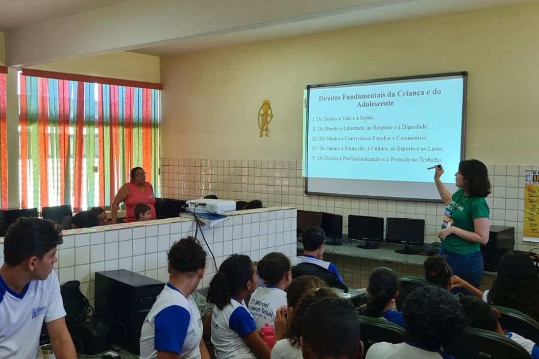 Thaís Aguiar conduziu o “Cine Defensoria” com alunas(os) do ensino fundamental, com o tema "Direito das Crianças"