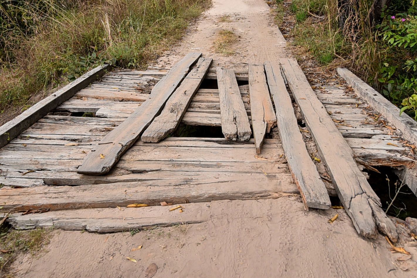 Com buracos, ponte gera insegurança em que precisa passar pelo local