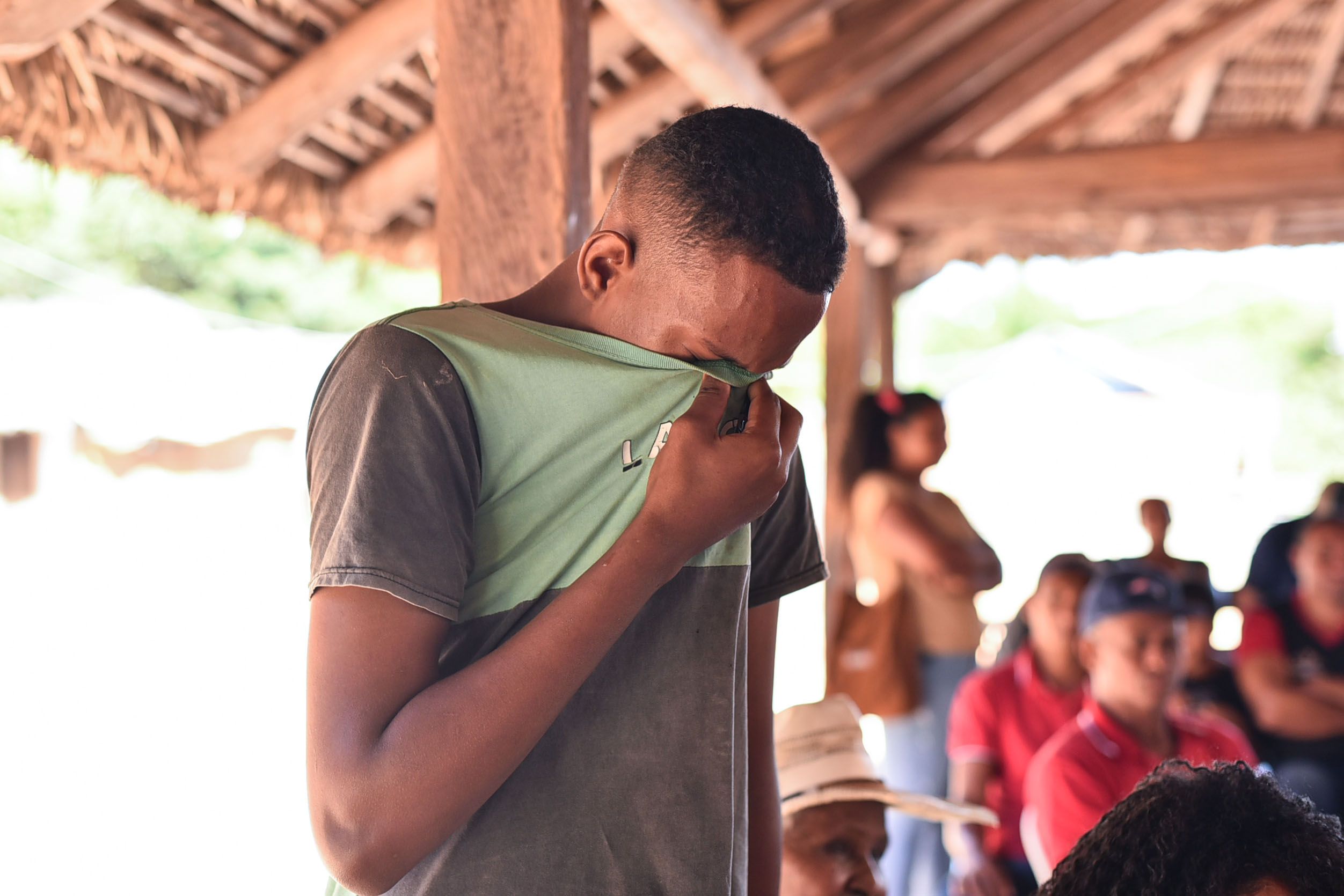 Adolescente se emociona ao contar as dificuldades enfrentadas devido à precariedade do transporte público