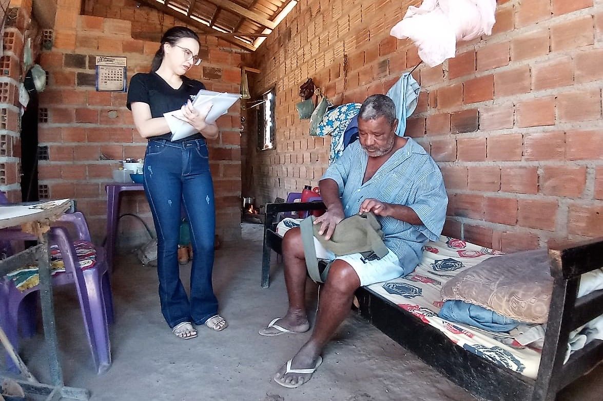 Equipe também esteve na casa de um dos moradores do Povoado a fim de viabilizar o atendimento sem que o assistido, já idoso, tivesse que se deslocar até a escola