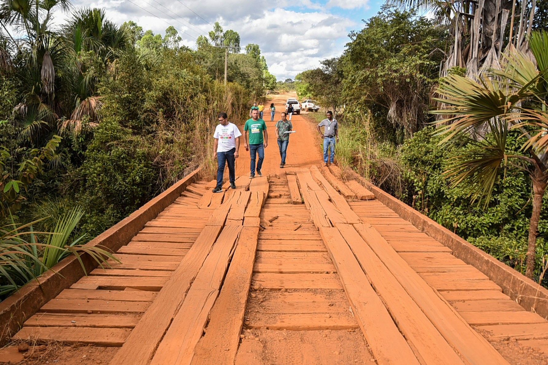 Defensores Públicos e equipes da Defensoria Pública vistoriam ponte em Mateiros, um dos problemas apontados pela comunidade