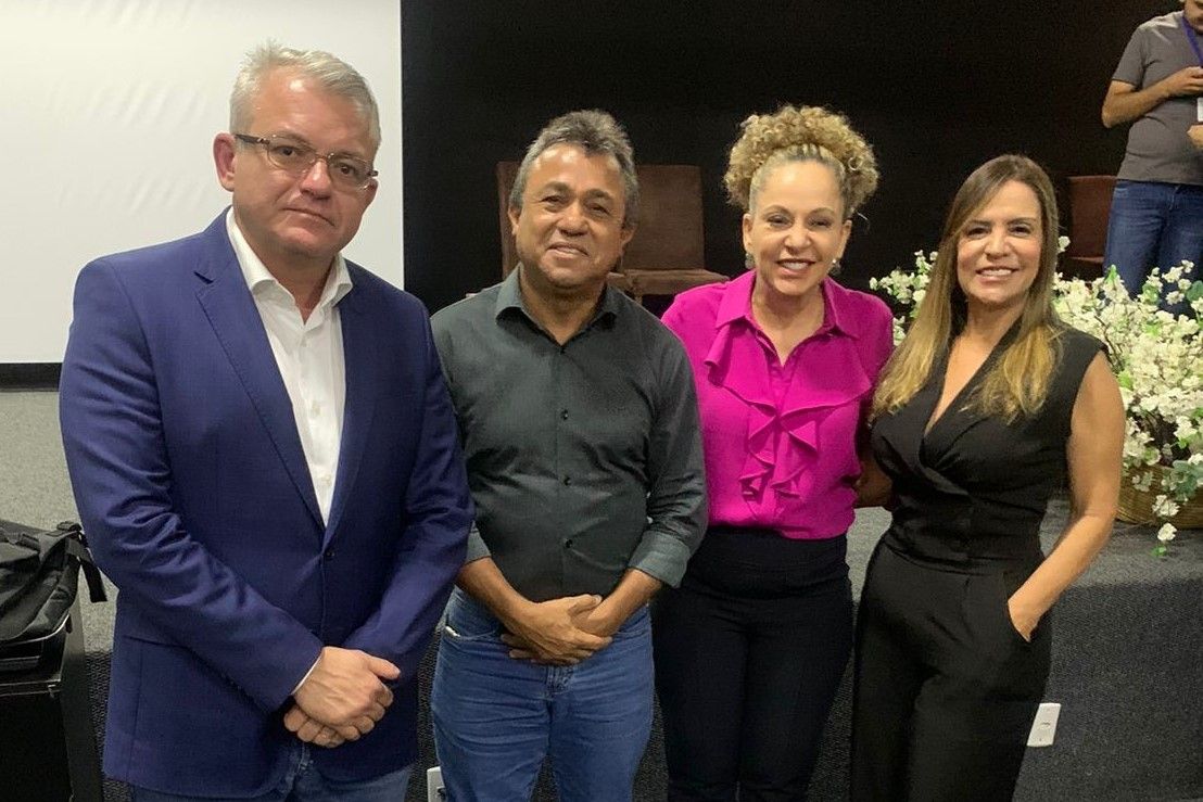 Kita Maciel com o presidente do TCE, André de Matos (E), a prefeita Josi Nunes e a coordenadora de Auditorias Especiais do TCE, Lígia Braga