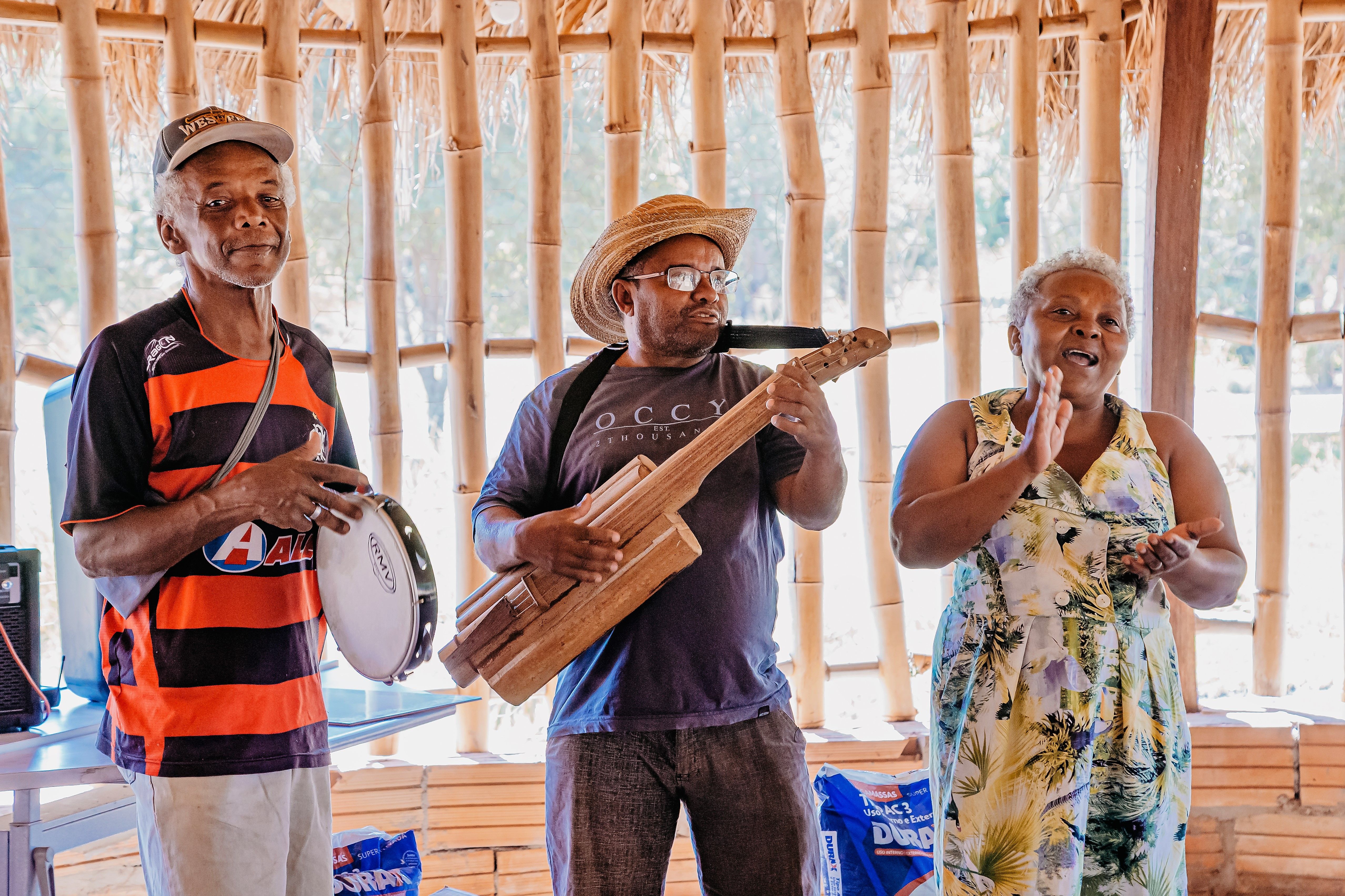 Andreza é uma das mulheres da comunidade Barra de Aroeira e exerce com talento e amor toda a sua cultura por meio do canto e da música