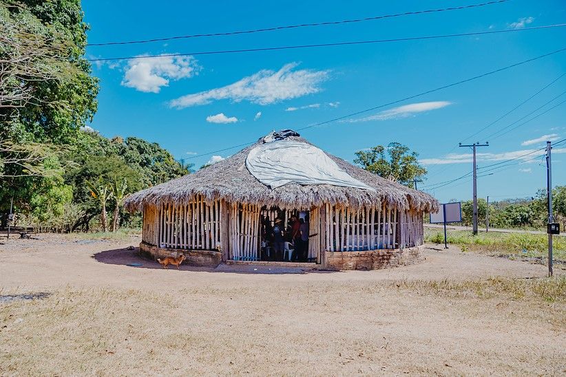 É sob o típico céu azul do Tocantins e dentro do chamado "Chapeu de Palha", na Comunidade, que mulheres e demais quilombolas se reúnem para atividades culturais e atendimentos da Defensoria Pública
