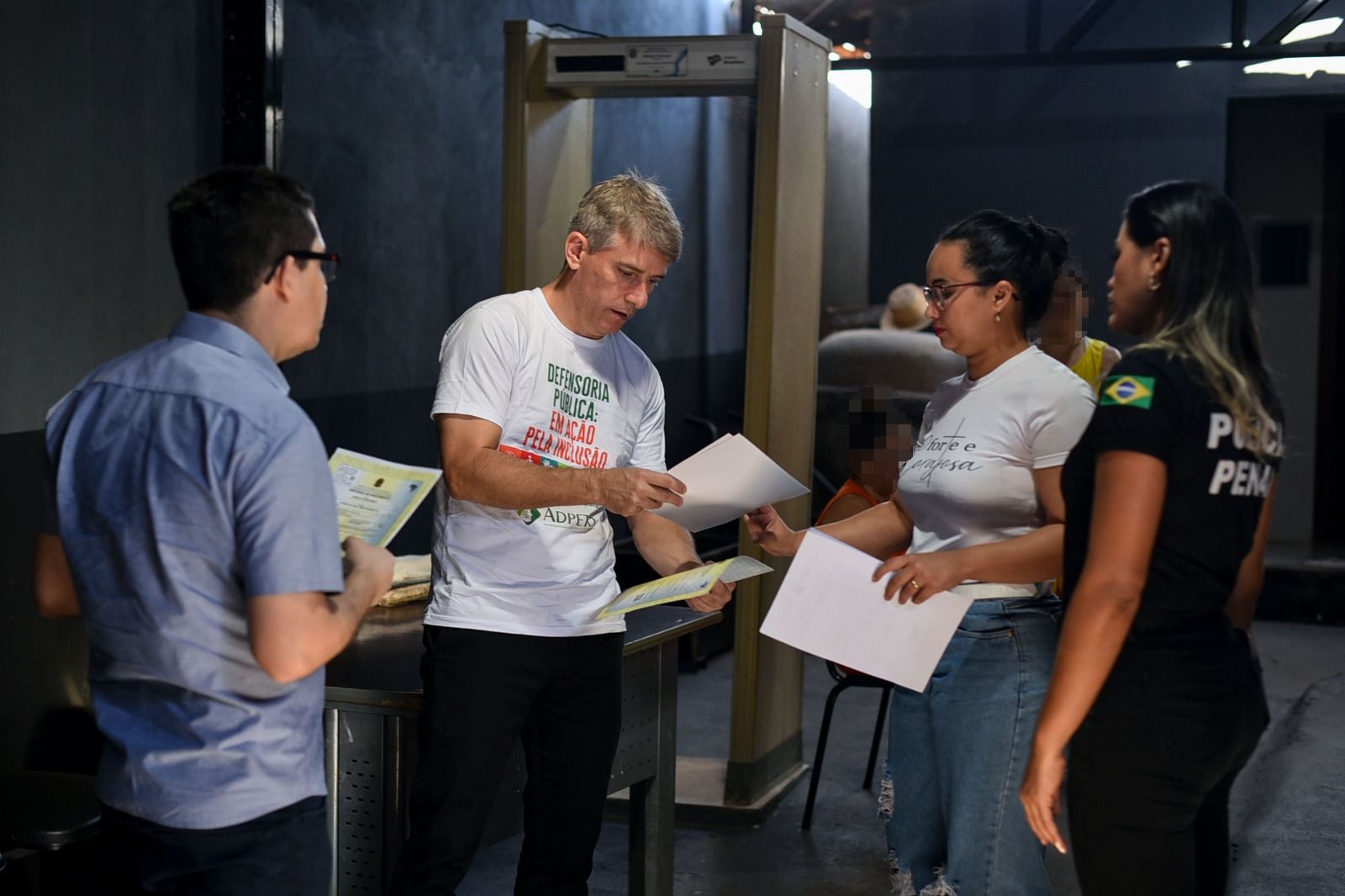 O defensor público Fábio Monteiro (C) entregou as certidões na unidade penal