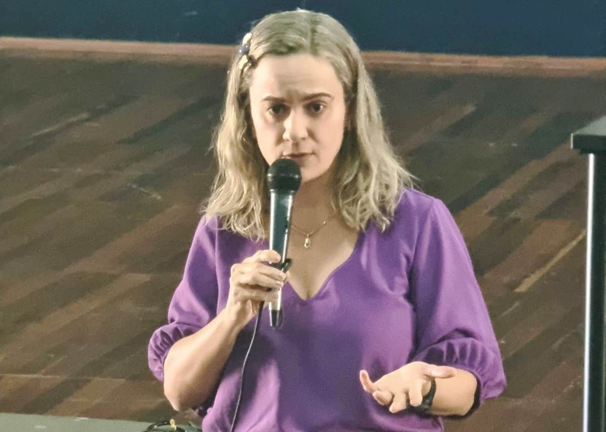 Foi responsável por ministrar a palestra a coordenadora do Nudem, defensora pública Pollyana Assunção