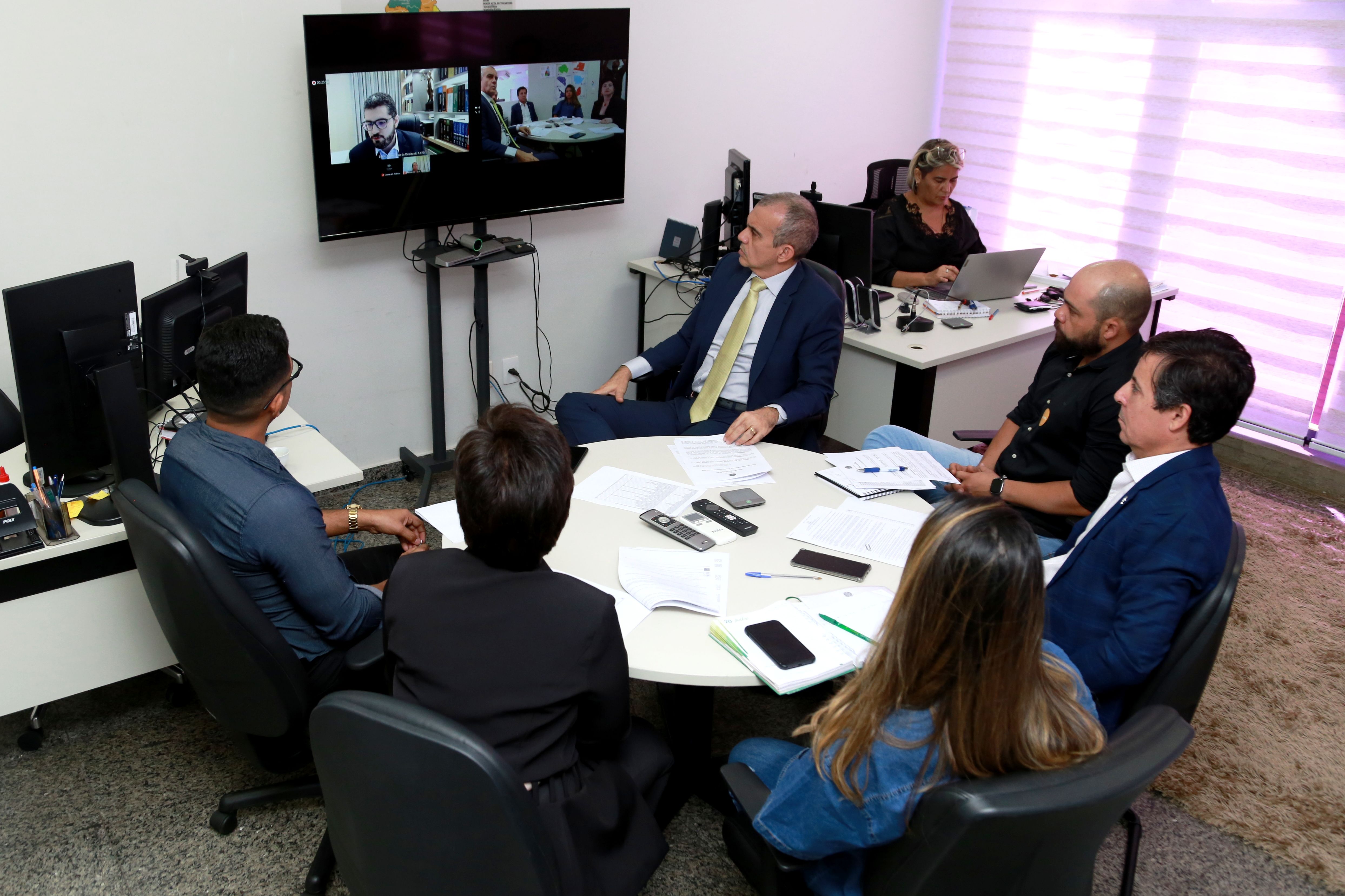 Representantes de diversos segmentos se reuniram de forma híbrida na sala do Grupo de Monitoramento e Fiscalização do Sistema Carcerário (GMF)